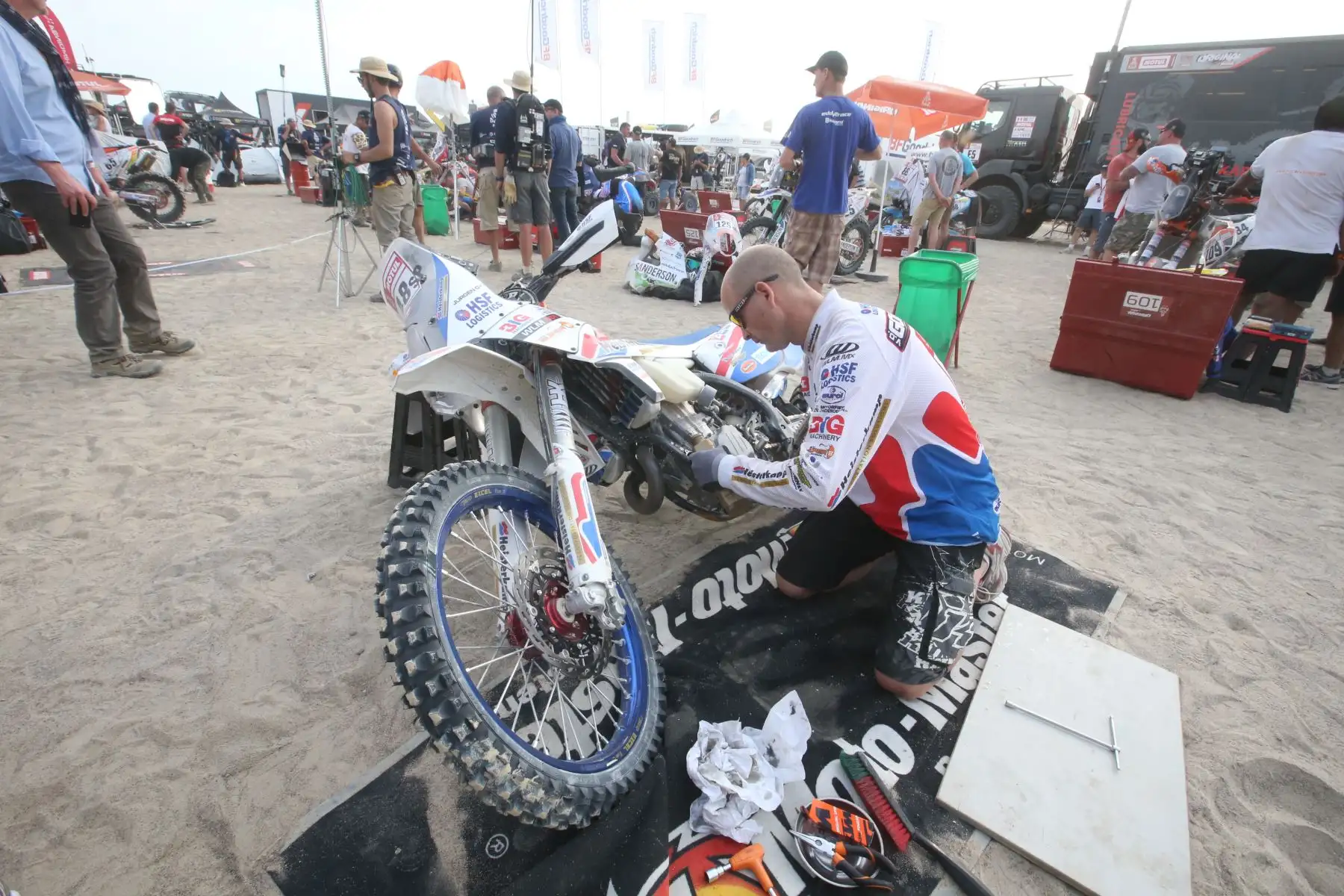 PISCO-PERÚ-07-ENERO. Corredores y técnicos dan mantenimiento a sus maquínas al término de la segunda etapa del Dakar 2018, en el campamento de
 Pozo Santo-Pisco. Foto: ANDINA/ Jhony Laurente