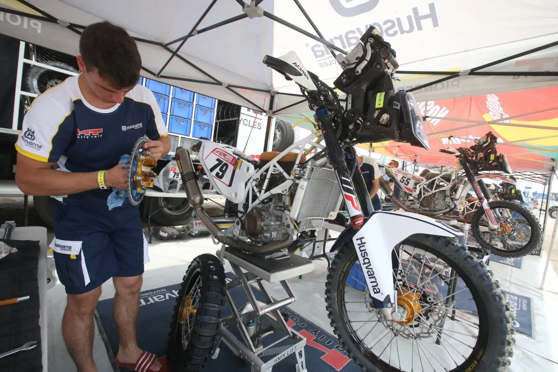 PISCO-PERÚ-07-ENERO. Corredores y técnicos dan mantenimiento a sus maquínas al término de la segunda etapa del Dakar 2018, en el campamento de
 Pozo Santo-Pisco. Foto: ANDINA/ Jhony Laurente