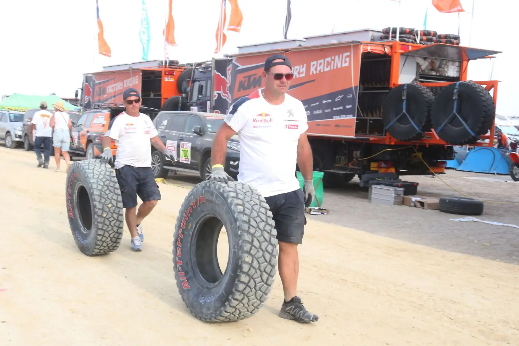 PISCO-PERÚ-07-ENERO. Corredores y técnicos dan mantenimiento a sus maquínas al término de la segunda etapa del Dakar 2018, en el campamento de
 Pozo Santo-Pisco. Foto: ANDINA/ Jhony Laurente