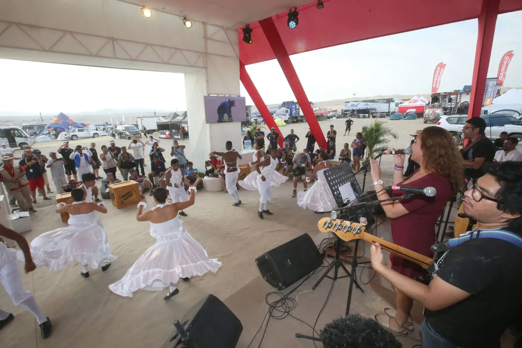 PISCO-PERÚ-07-ENERO. Musica criolla término de la segunda etapa del Dakar 2018, en el campamento de
 Pozo Santo-Pisco. Foto: ANDINA/ Jhony Laurente