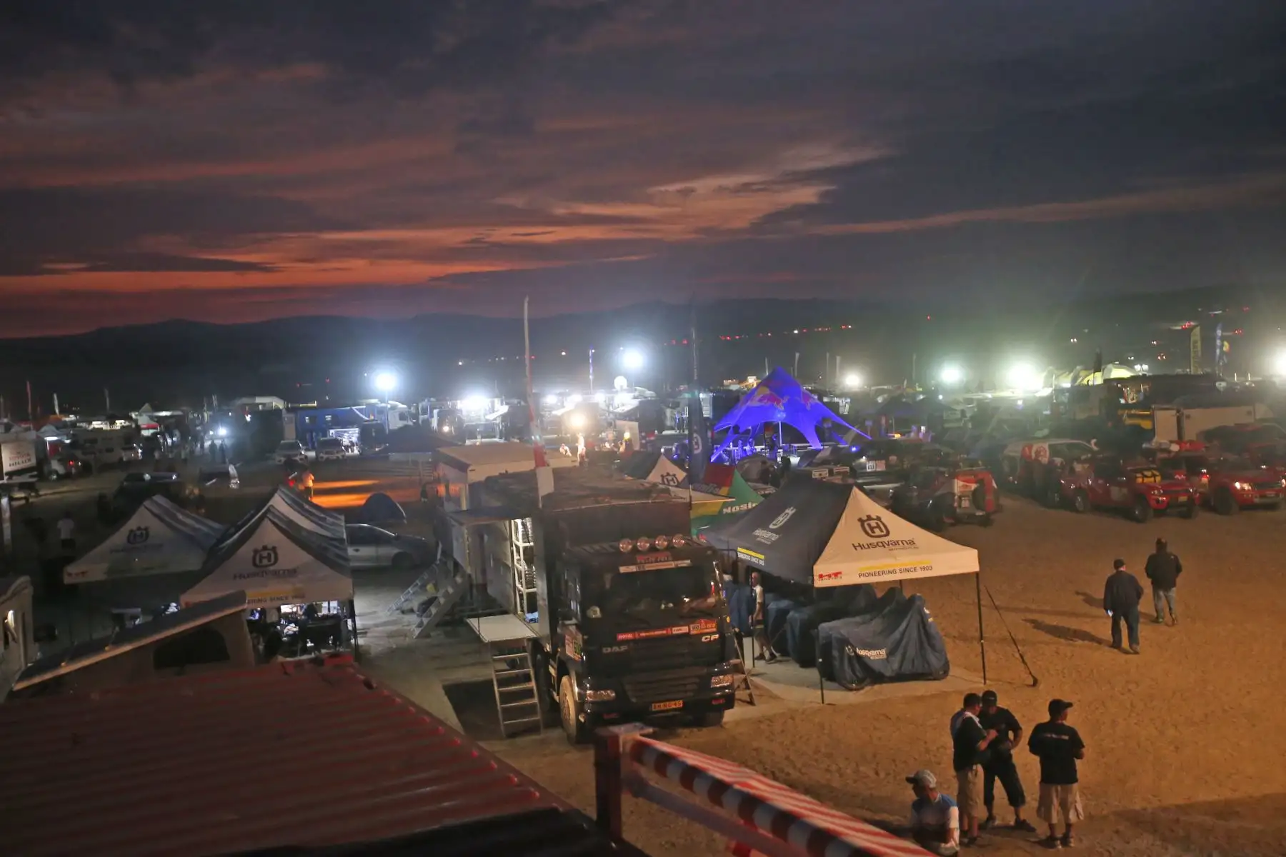 PISCO-PERÚ-07-ENERO. Corredores y técnicos dan mantenimiento a sus maquínas al término de la segunda etapa del Dakar 2018, en el campamento de
 Pozo Santo-Pisco. Foto: ANDINA/ Jhony Laurente
