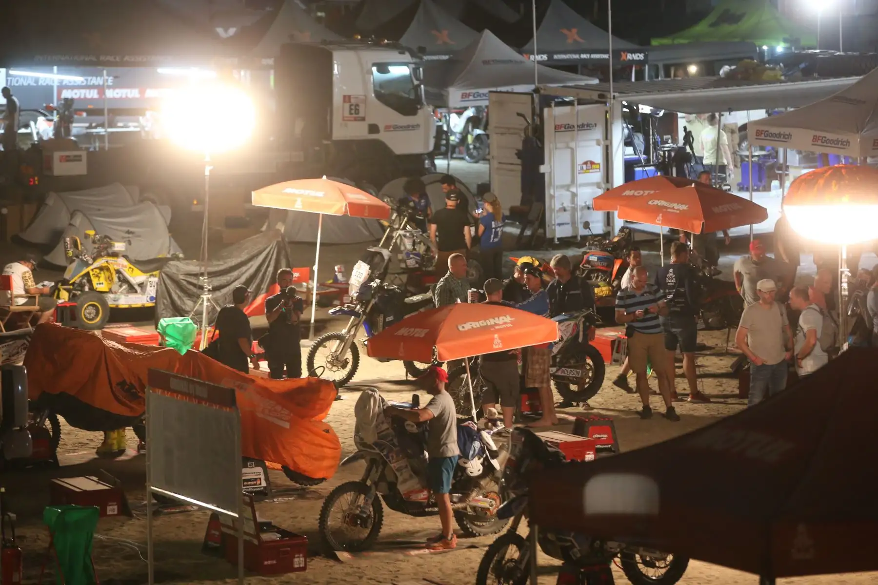 PISCO-PERÚ-07-ENERO. Corredores y técnicos dan mantenimiento a sus maquínas al término de la segunda etapa del Dakar 2018, en el campamento de
 Pozo Santo-Pisco. Foto: ANDINA/ Jhony Laurente