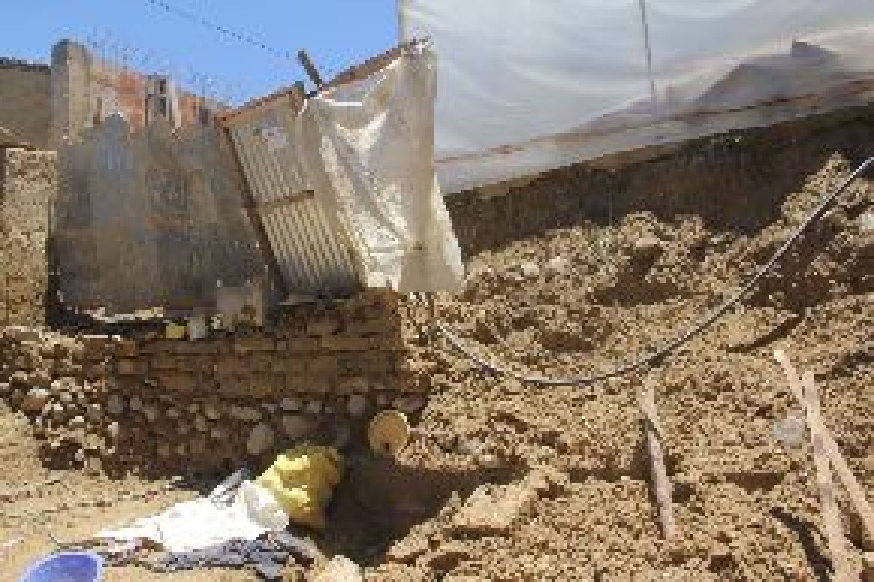 Lluvias provocaron el colapso de la pared de una rústica vivienda en el sector San Luis, distrito de Amarilis.