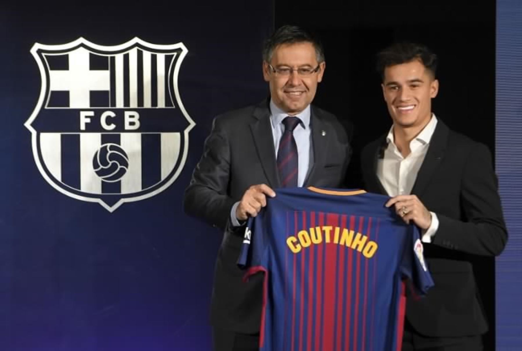 Philippe Coutinho posa con su nueva camiseta junto al presidente del Barcelona,  Josep Maria Bartomeu