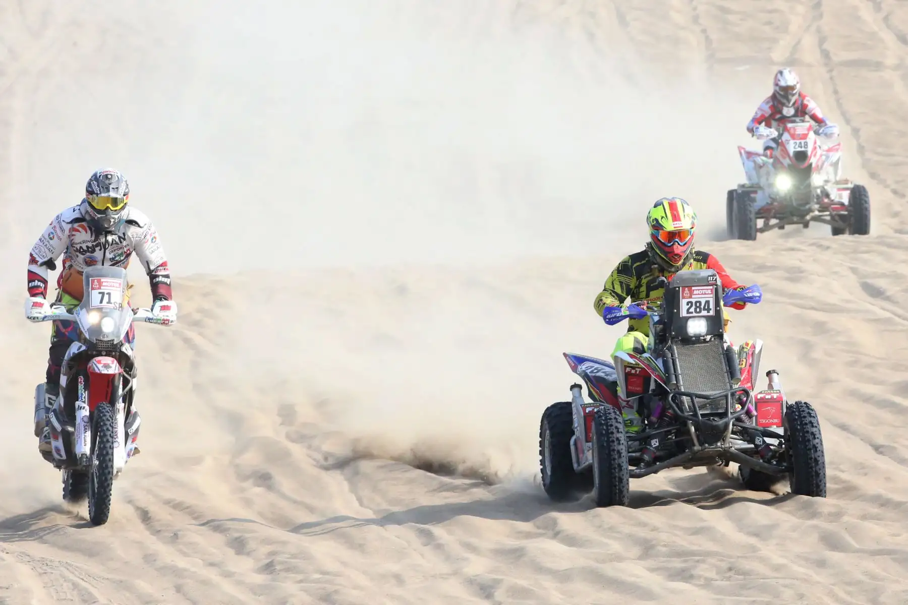 PISCO-PERÚ-08-ENERO. Corredores dan inicio a la tercera etapa  Pisco-Marcona del Dakar 2018, en Pozo Santo. Foto: ANDINA/ Jhony Laurente