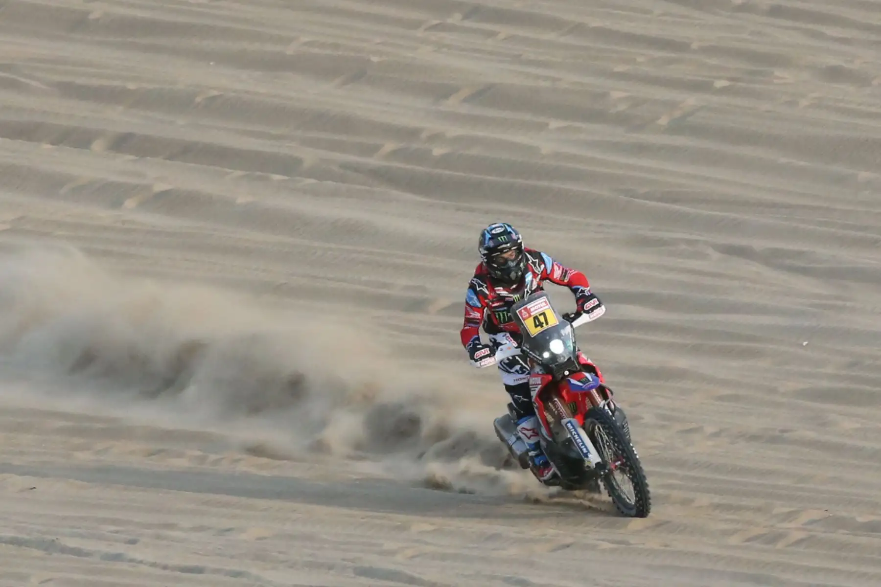 PISCO-PERÚ-08-ENERO. Corredores dan inicio a la tercera etapa  Pisco-Marcona del Dakar 2018, en Pozo Santo. Foto: ANDINA/ Jhony Laurente