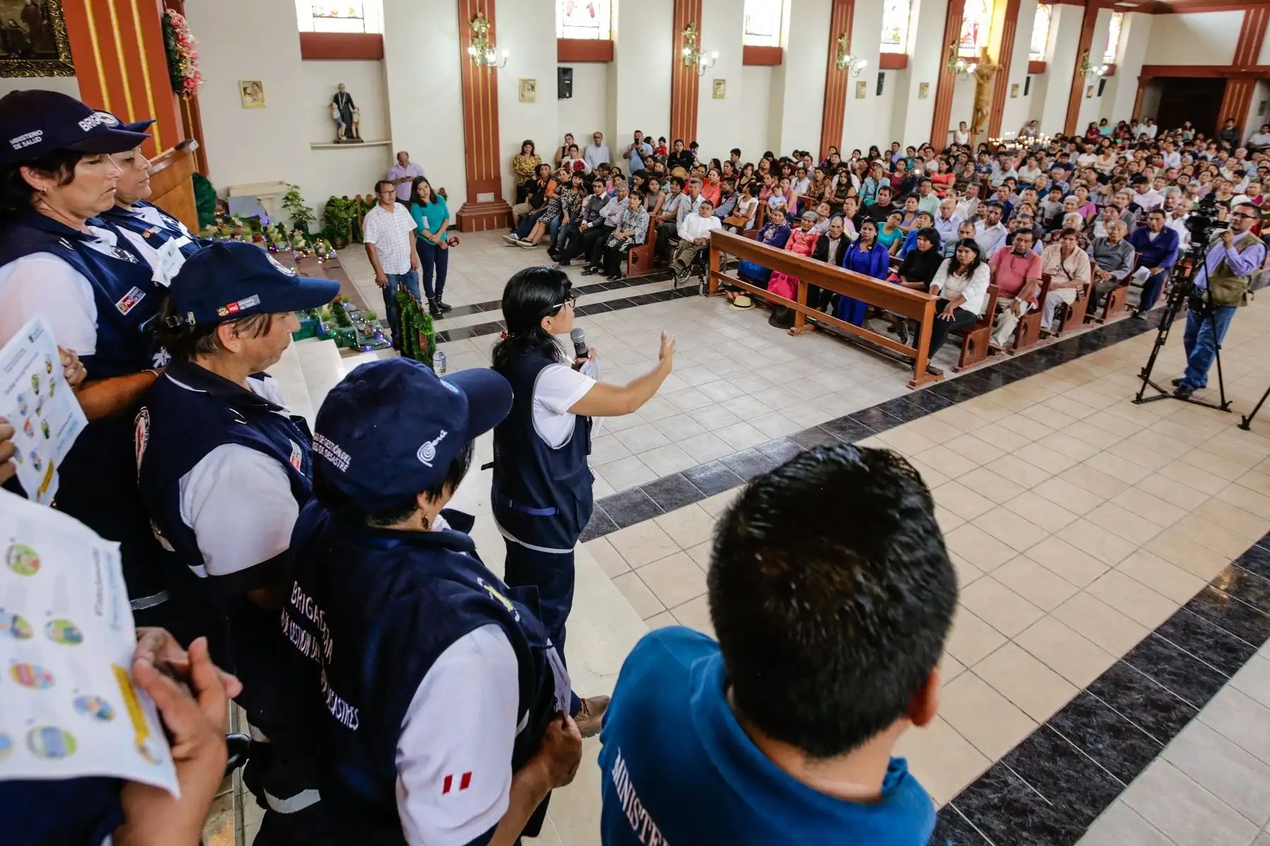 Expertos del Minsa acudieron a misa en Manchay para dar recomendaciones. Foto: Minsa