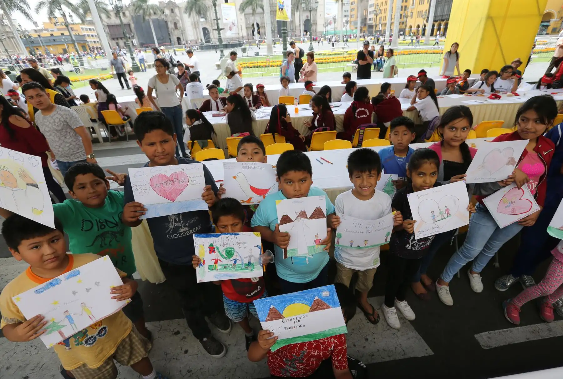 LIMA- PERÚ- 08 ENERO.  Concurso "Jóvenes pintando esperanza" ,  en la plaza de Armas de Lima , previo a la visita del Papa Francisco .Foto: ANDINA/Norman Córdova