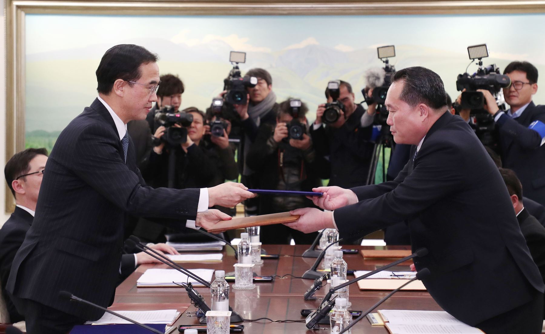 histórica reunión de representantes de Corea del Norte y Corea del Sur. Foto: AFP
