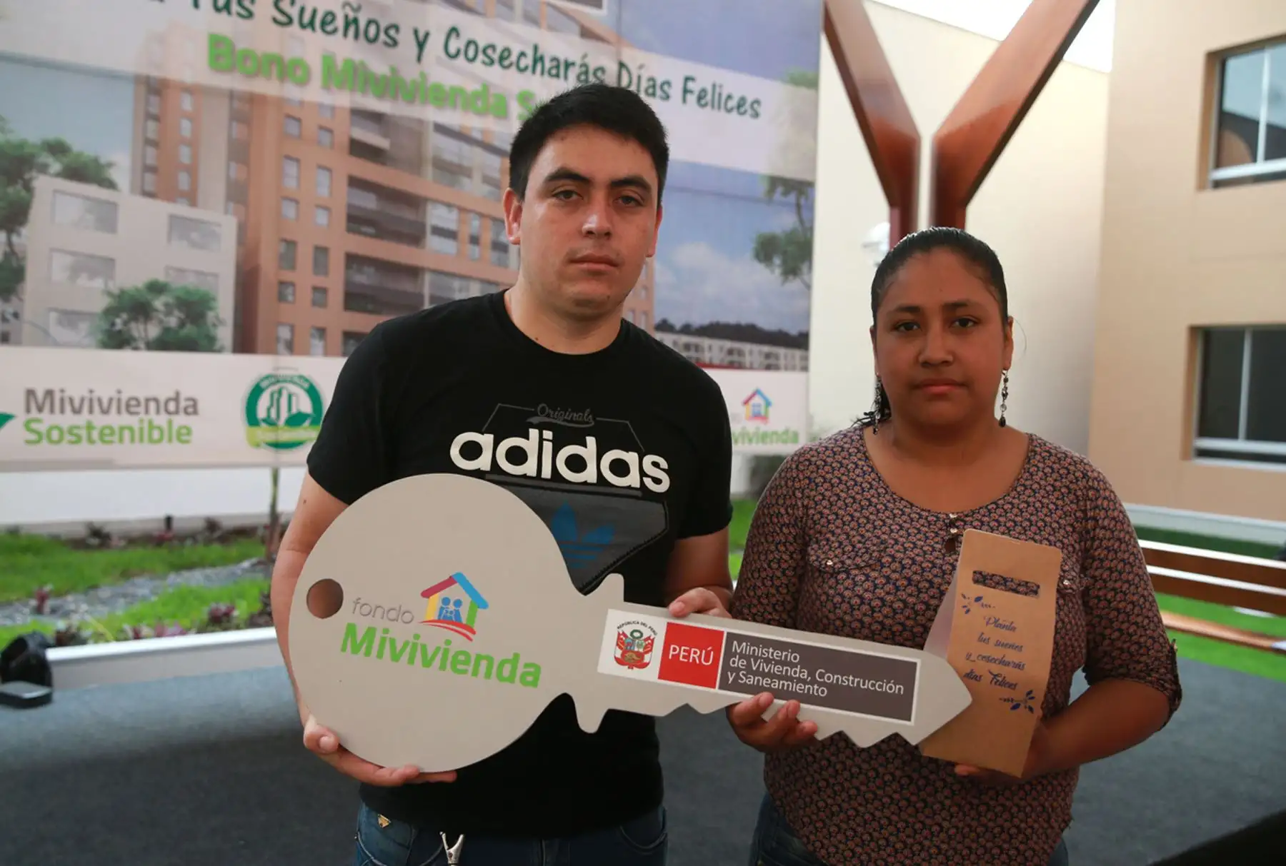 LIMA,PERÚ-ENERO 09. Ministro de Vivienda,  Carlos Bruce  asiste a la entrega de llave al primer condominio Mi Vivienda con aisladores sísmicos en la cuadra 4 de la Av. Colonial. Foto: ANDINA/Vidal Tarqui