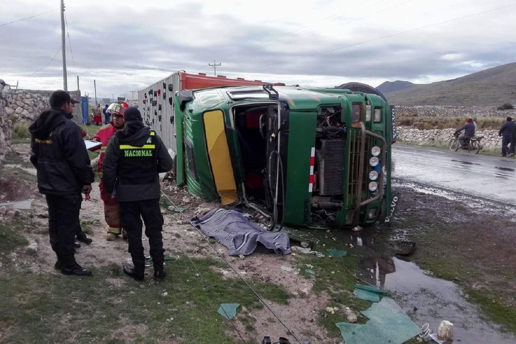 Un muerto deja vuelco de tráiler que transportaba balones de gas en Puno. ANDINA