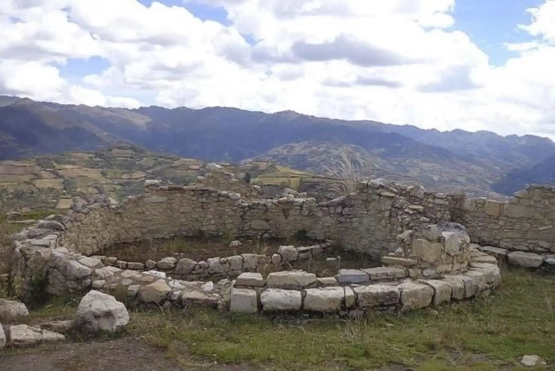 El número de visitantes a la ciudadela fortificada de Kuélap, ubicada en la región Amazonas y, comparada por su belleza arquitectónica con Machu Picchu, llegó en 2017 a casi 103,000 personas, cifra que duplicó lo registrado en 2016 y posicionó a este atractivo como uno de los principales destinos turísticos del Perú.