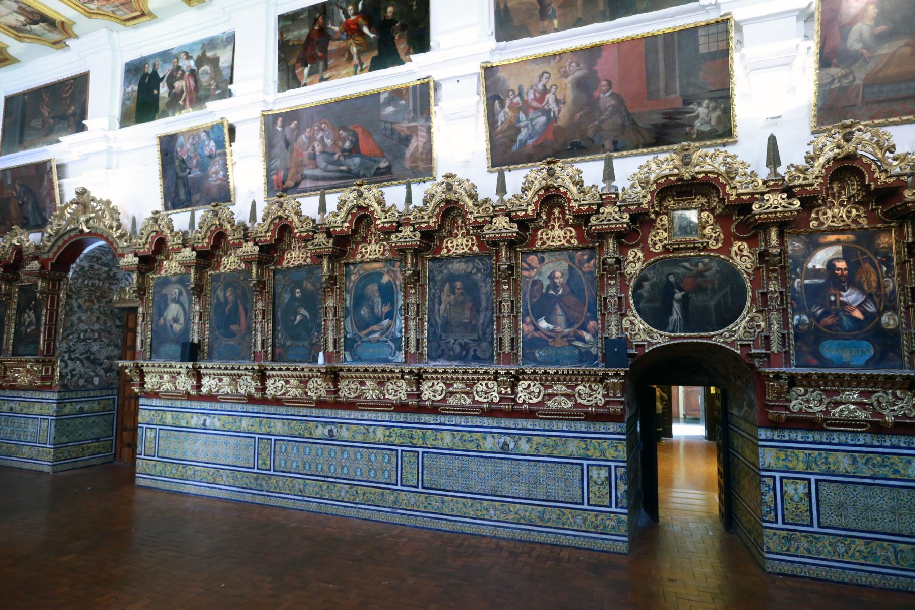 Lima, Perú. Enero. El interior de la iglesia San Pedro está adornado con pinturas trabajadas entre los siglos XVI y XVII.  Foto: ANDINA/Norman Córdova