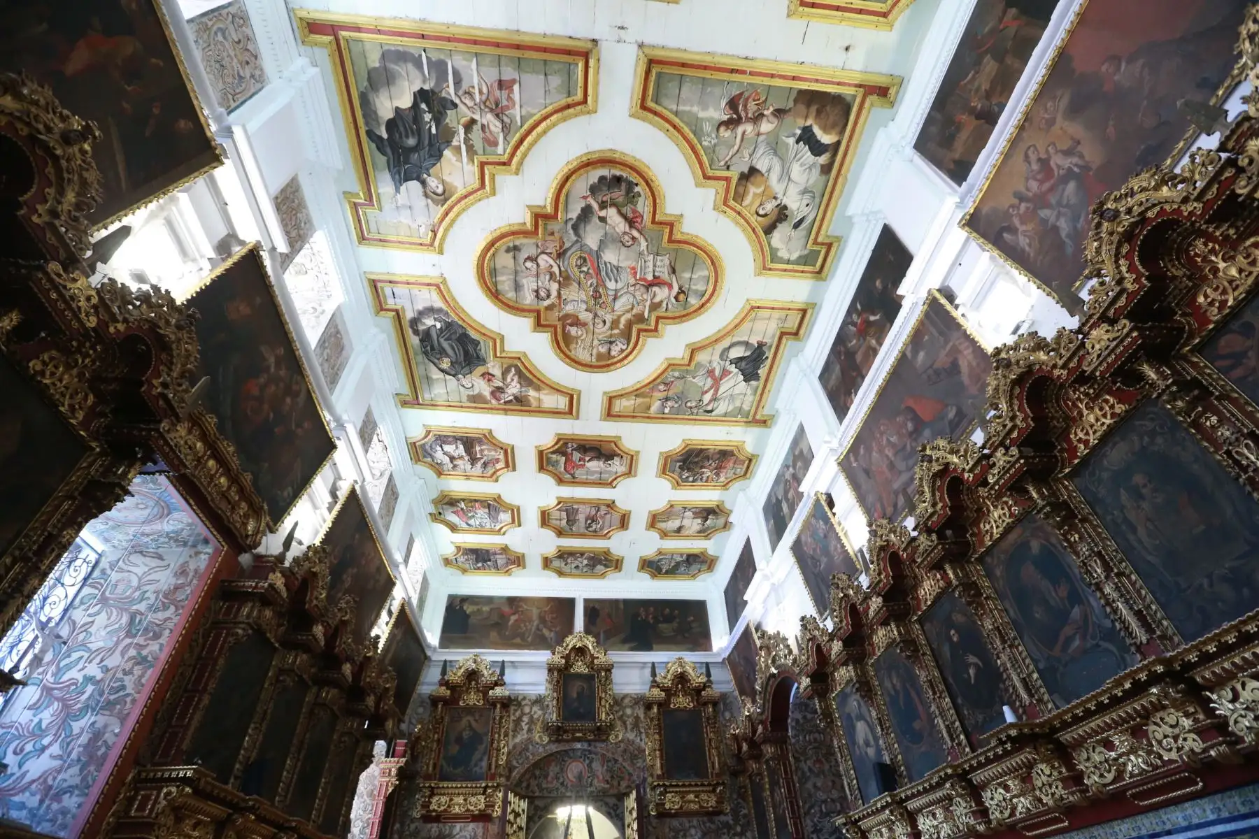 Lima, Perú. Enero. Así luce el techo de un sector de la Iglesia San Pedro, donde será la cita de Francisco con los sacerdotes jesuitas. Foto: ANDINA/Norman Córdova