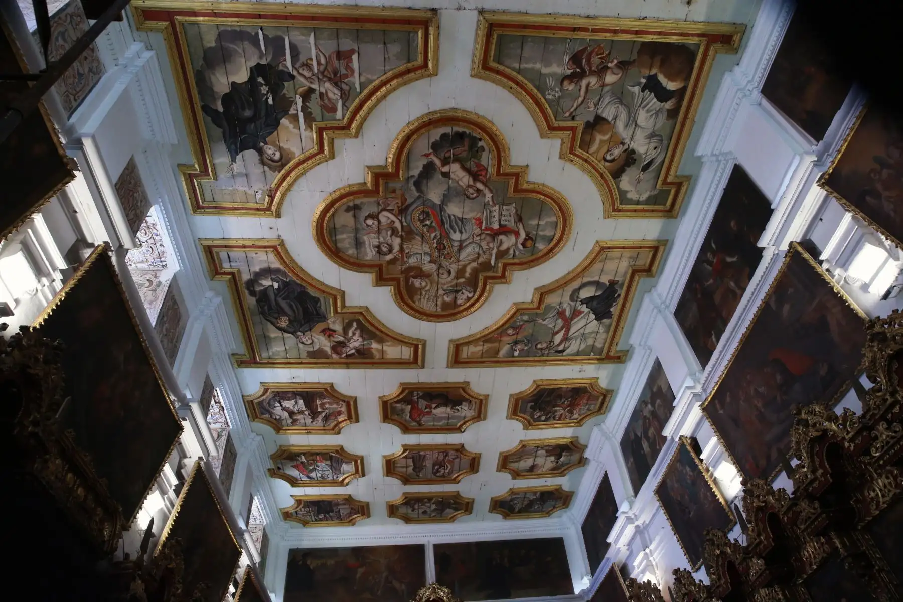 Lima, Perú. Enero. Así luce el techo de un sector de la Iglesia San Pedro, donde se reunió el Papa Francisco con los sacerdotes jesuitas en su visita a Lima. 
Foto: ANDINA/Norman Córdova