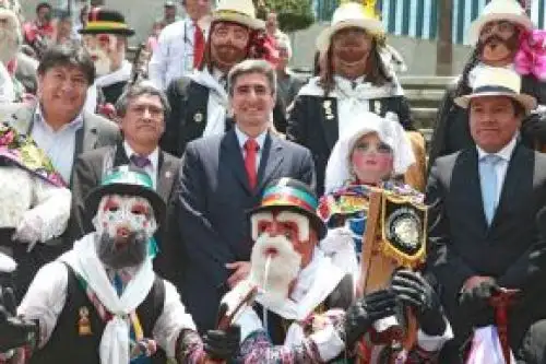 Designado ministro de Cultura, Alejandro Neyra con danzantes de la Tunantada, en la sede de la Biblioteca Nacional.