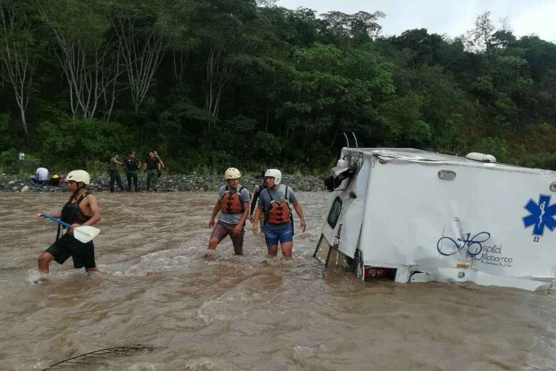 En una playa ubicada entre las comunidades nativas de Kitaparay y Timpia, provincia de La Convención, región Cusco, fue encontrado el cadáver de Miguel Ángel Rivera Espada, chofer de la ambulancia del Ministerio de Salud (Minsa) que cayó al río Vilcanota.