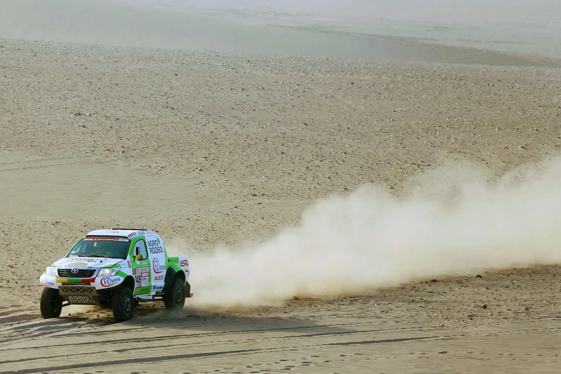 AREQUIPA-PERÚ-10-ENERO. Competidores del Dakar inician la quinta etapa del rally en el desierto de Tanaka, Arequipa. Foto: ANDINA/Luis Iparraguirre