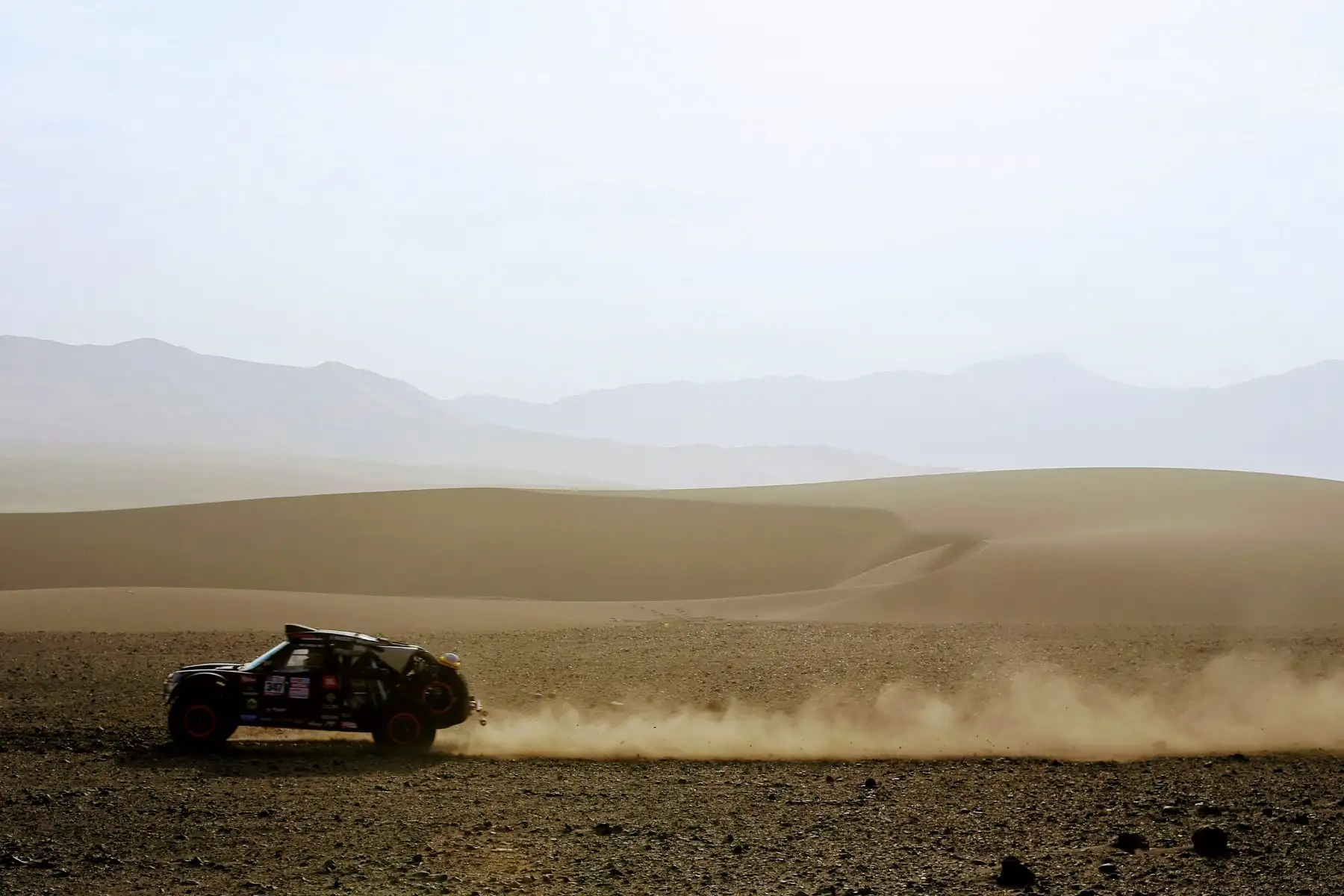 AREQUIPA-PERÚ-10-ENERO. Competidores del Dakar inician la quinta etapa del rally en el desierto de Tanaka, Arequipa. Foto: ANDINA/Luis Iparraguirre