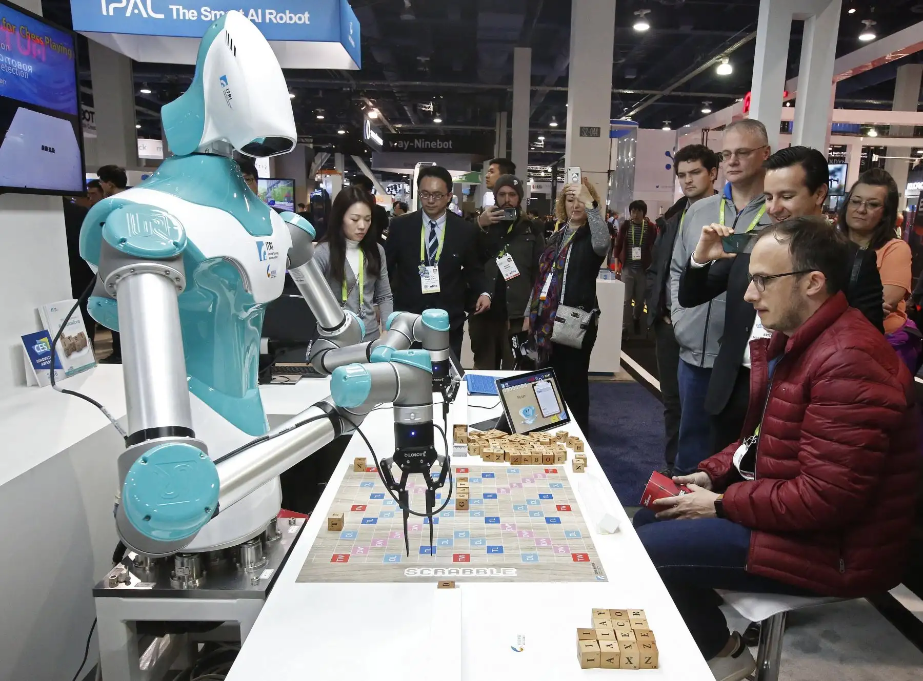 Un hombre juega con un robot de Industrial Technology Research Institute (ITRI) el día de la inauguración en el Salón Internacional de la Feria de Electrónica de Consumo,en Las Vegas, Nevada (EE.UU.).Foto: EFE