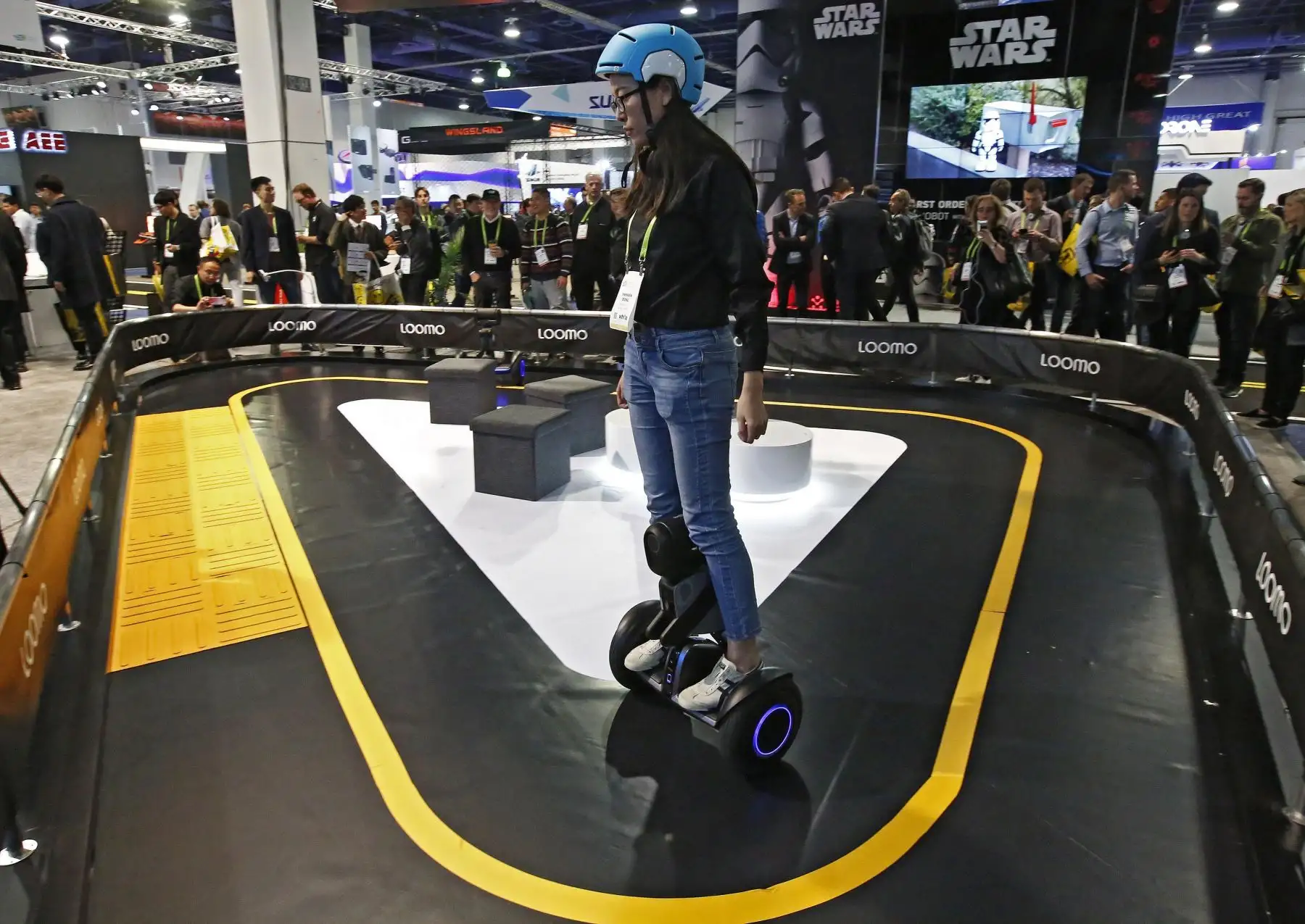 Un expositor realiza una demostración del Segway Loom el día de la inauguración en el Salón Internacional de la Feria de Electrónica de Consumo, en Las Vegas, Nevada (EE.UU.). Foto: EFE