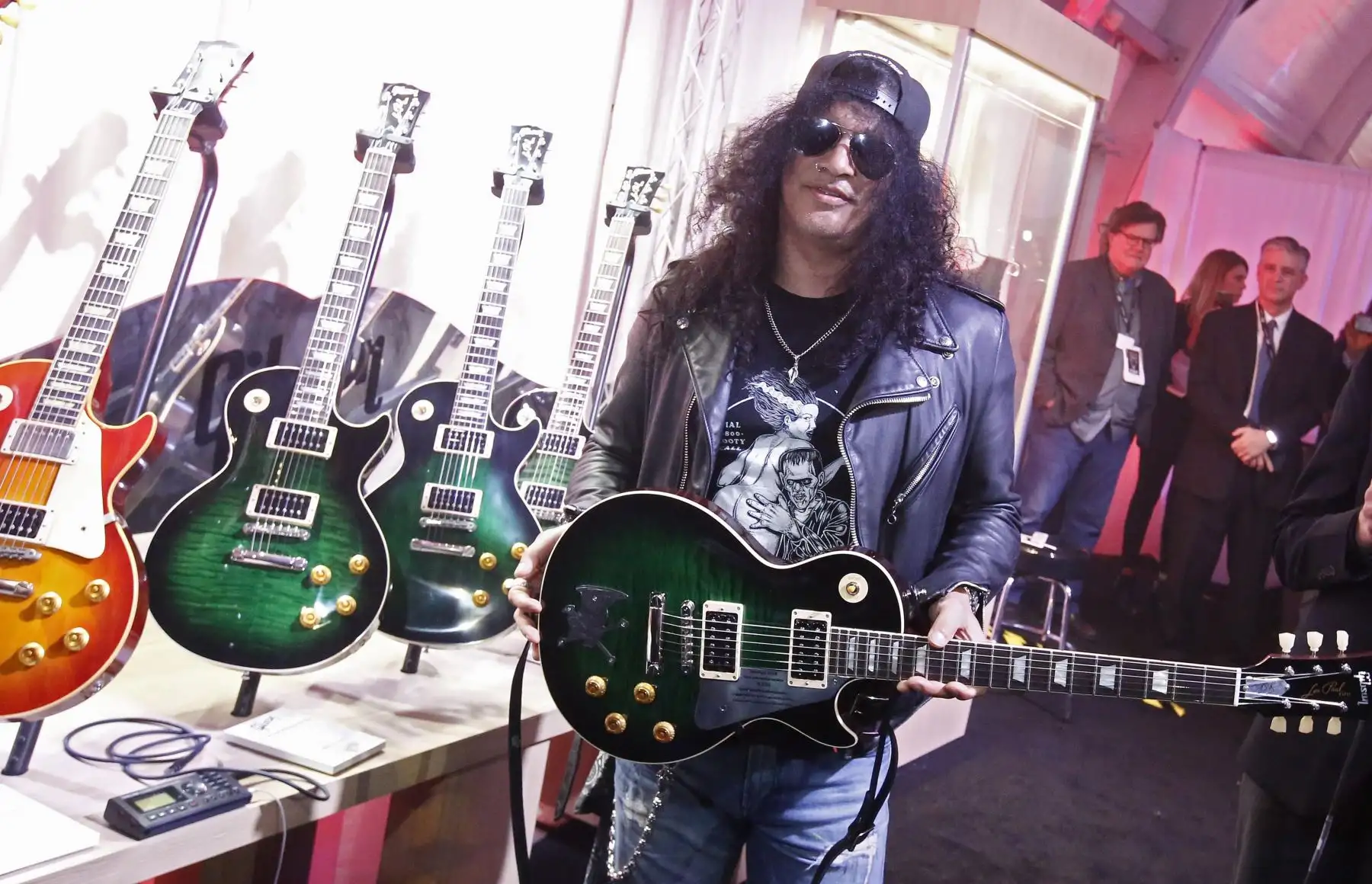 La estrella del rock Slash (i) muestra su guitarra Gibson el día de la inauguración en el Salón Internacional de la Feria de Electrónica de Consumo, en Las Vegas, Nevada (EE.UU.). Foto: EFE
