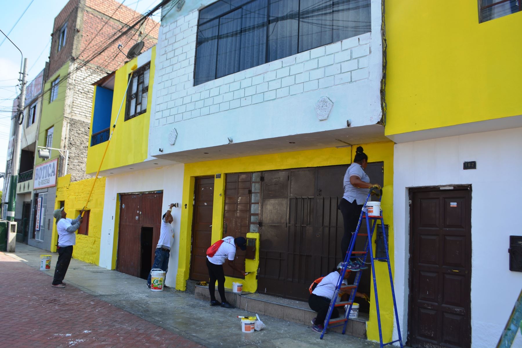 Papa Francisco: Carmen de la Legua pinta casas de amarillo y blanco. Foto: ANDINA/Difusión.