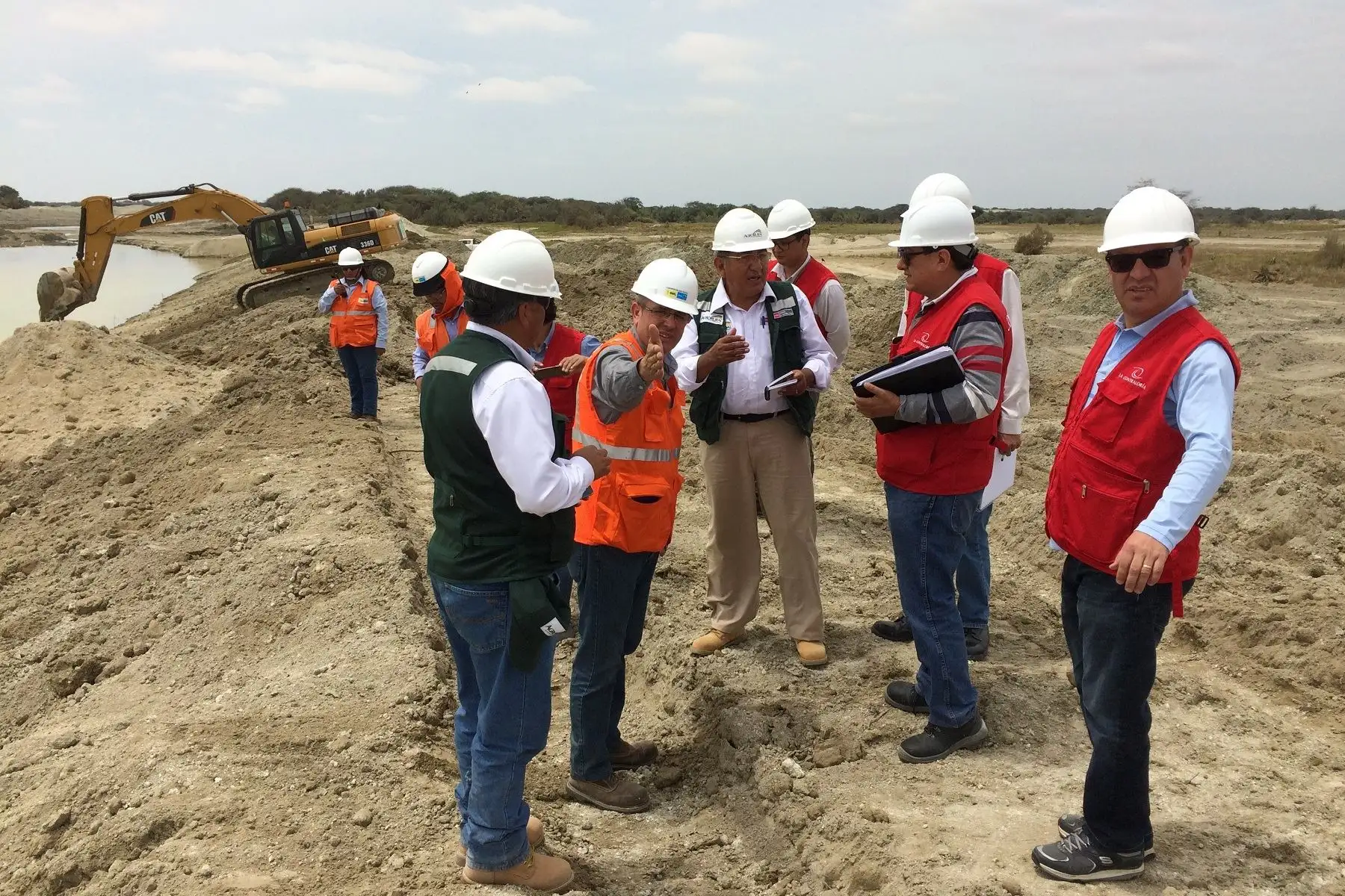 Contraloría advierte riesgos en trabajos de descolmatación del río Piura.