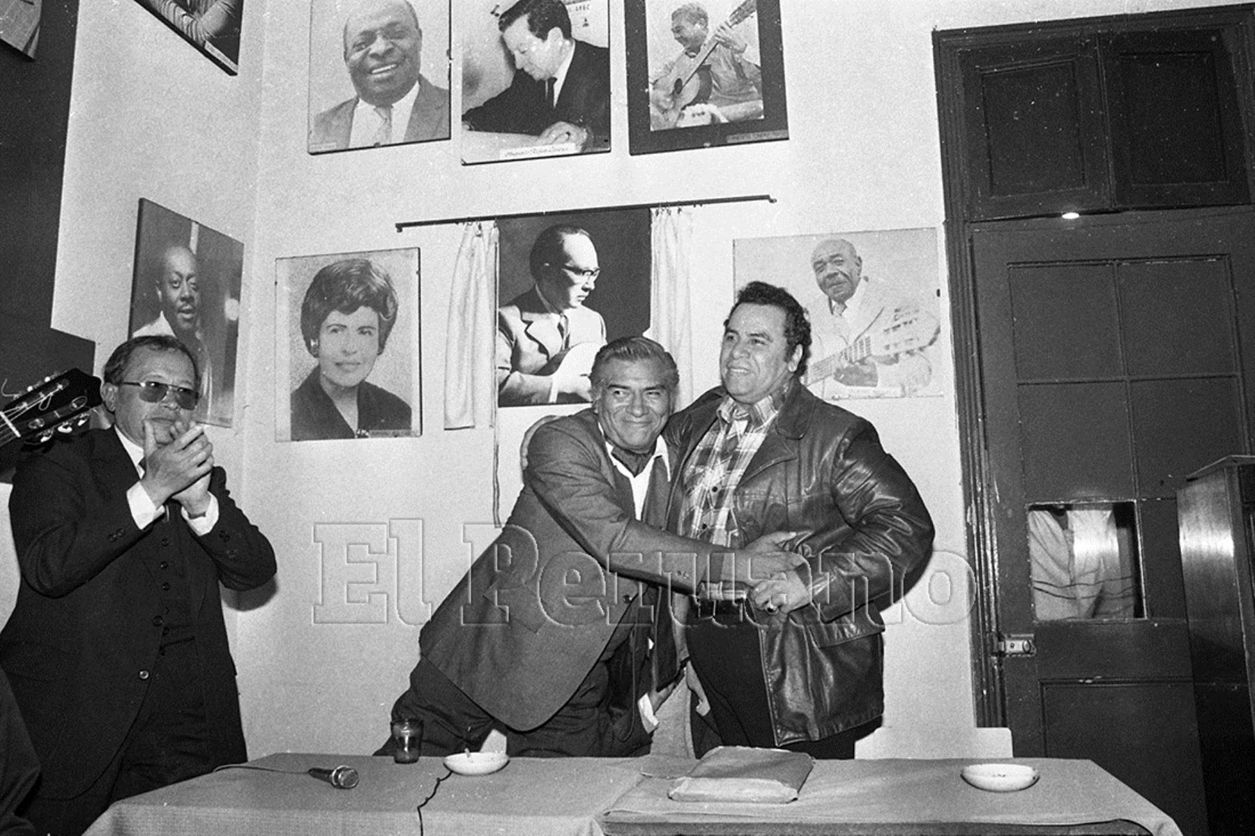 Lima - 15 julio 1986 / Fraternal encuentro entre los compositores Augusto Polo Campos y Manuel Acosta Ojeda en una peña criolla.