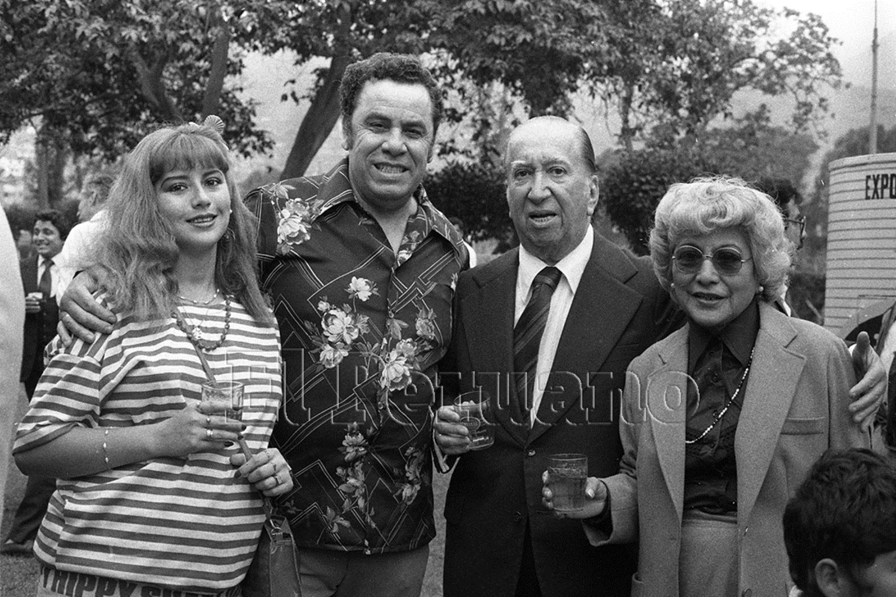 Lima - 29 octubre 1985 / El compositor Augusto Polo Campos junto a Susy Diaz y Jesús Vásquez durante una reunión de artistas criollos en el club Sporting Cristal.