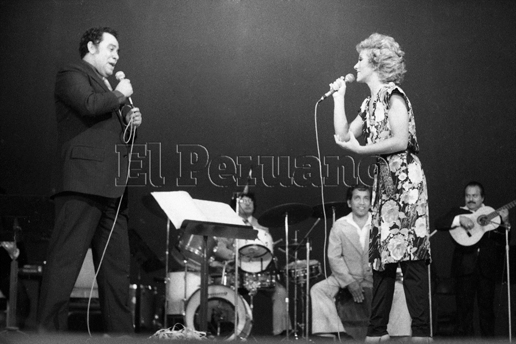 Lima - 4 mayo 1980 / El compositor Augusto Polo Campos participó en el concierto de despedida de Cecilia Bracamonte en el Teatro Municipal de Lima.