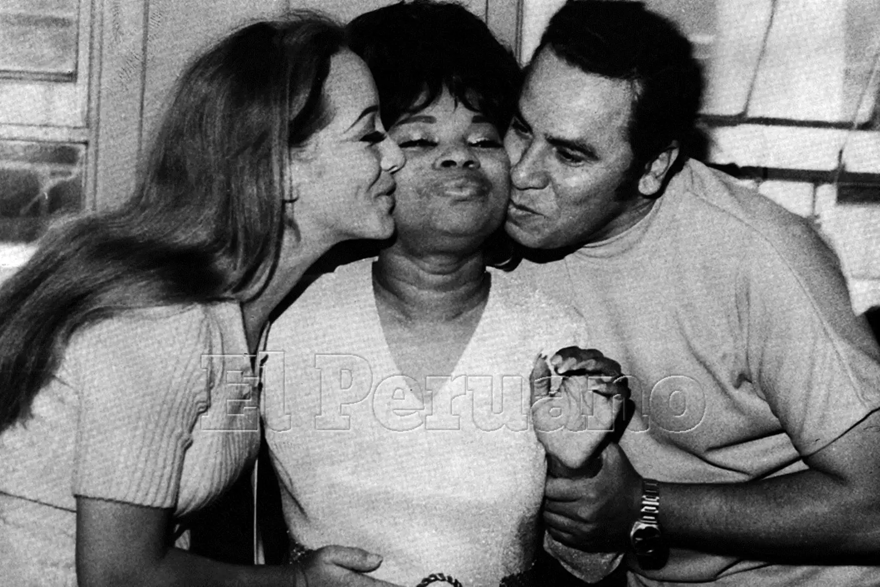 Lima - 25 febrero 1971 / Lucha Reyes, cantante de música criolla conocida como la Morena de Oro del Perú, es saludada por la cantante Cecilia Bracamonte y el compositor peruano Augusto Polo Campos.