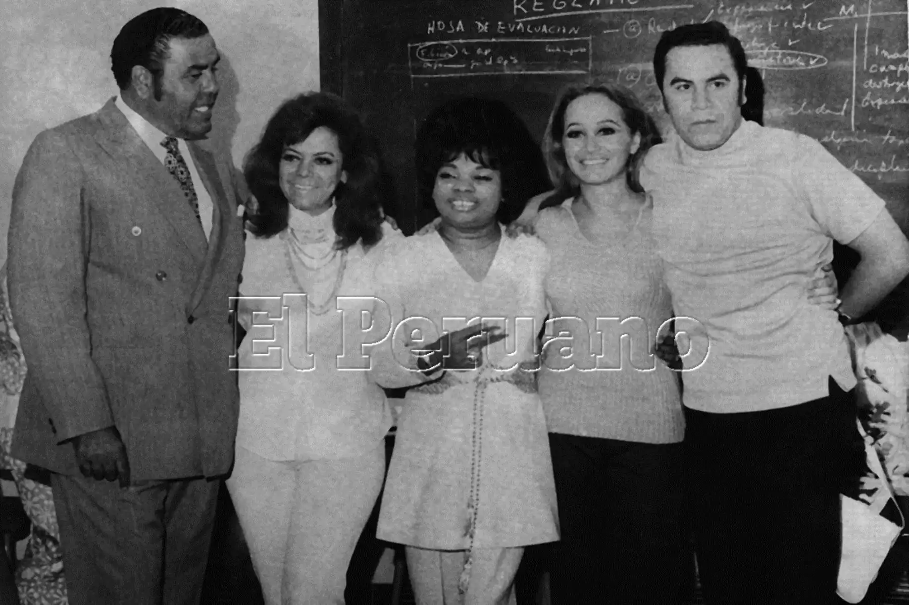Lima - 25 febrero 1971 / Lucha Reyes (cen.), cantante peruana conocida como la Morena de Oro del Perú, con Augusto Ferrando (1.° izq.), el compositor Augusto Polo Campos y Cecilia Bracamonte (2° der.), cantante de música criolla.