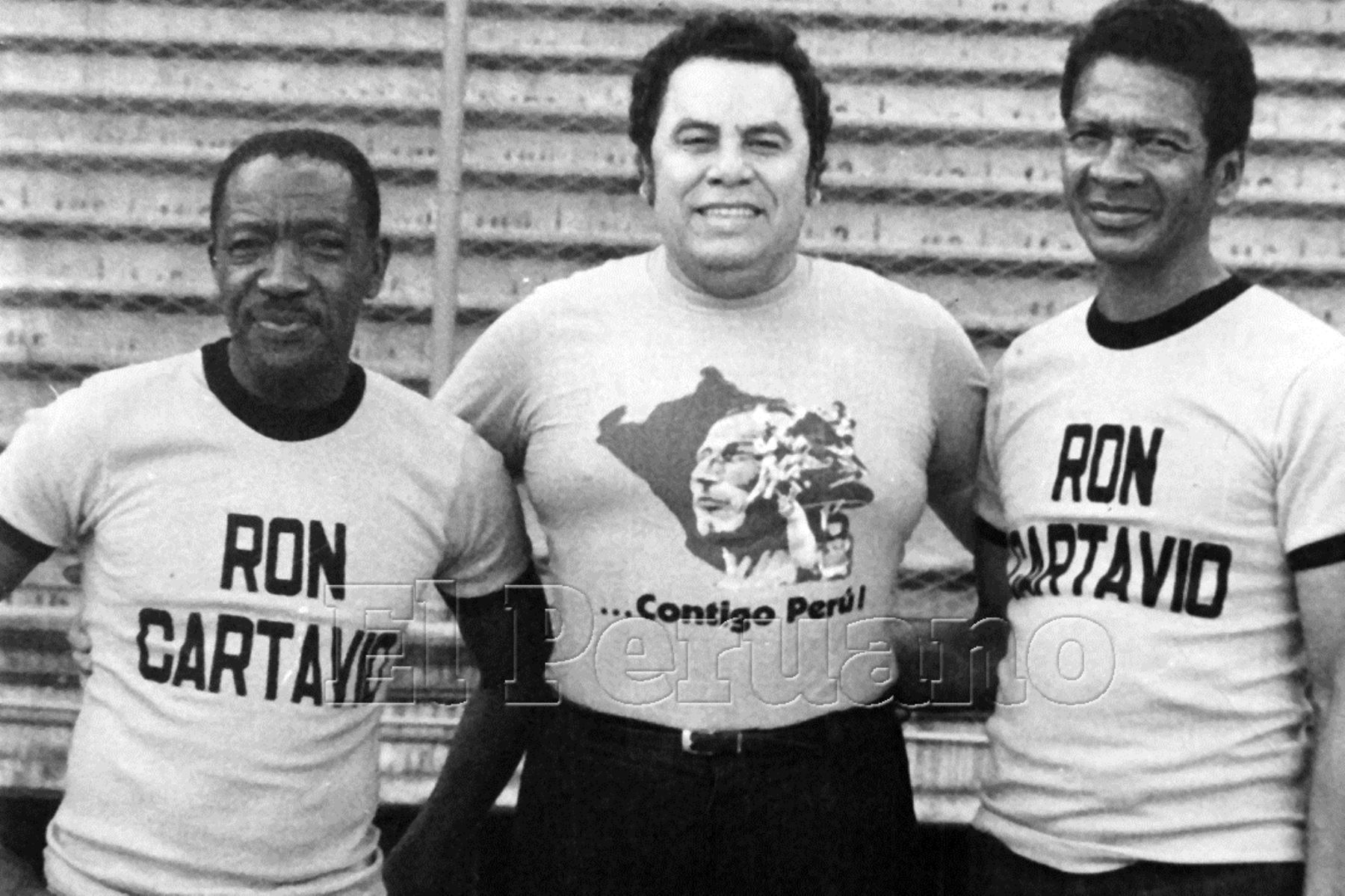 Lima - 1977 / El compositor Augusto Polo Campos junto a los exfutbolistas Guillermo Barbadillo y Valerialo López como figuras de una campaña para apoyar a la selección peruana de fútbol en el triangular de Cali 1977.