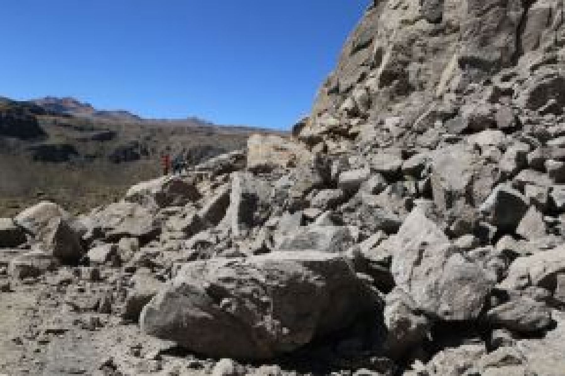 En la región Huánuco se retomó la remoción y eliminación de aludes de lodo y piedras, en el tramo Sihuas – Chonas, perteneciente a la Red Vial Nacional PE-12A.