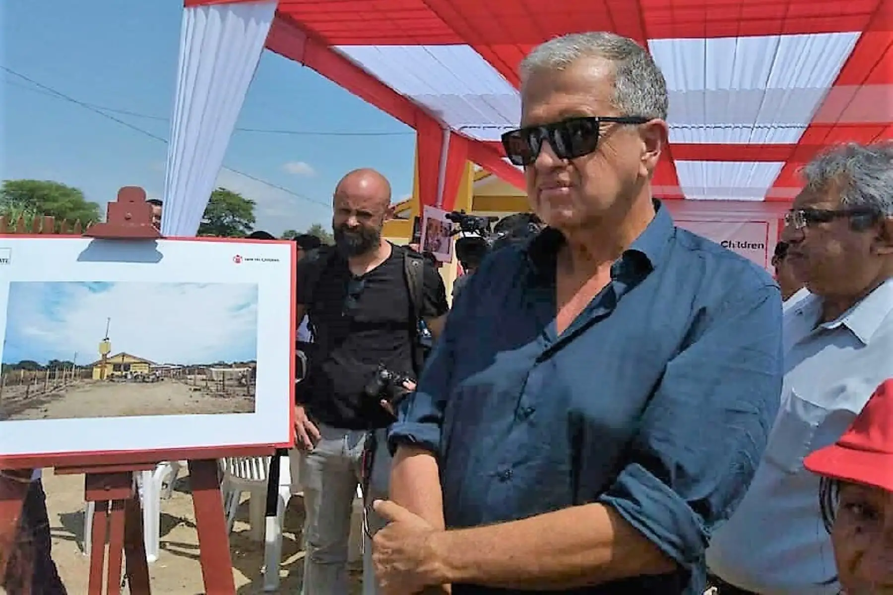 Mario Testino inaugura dos centros médicos en centros poblados de Catacaos, en Piura. Foto: Cortesía/Noticias Piura