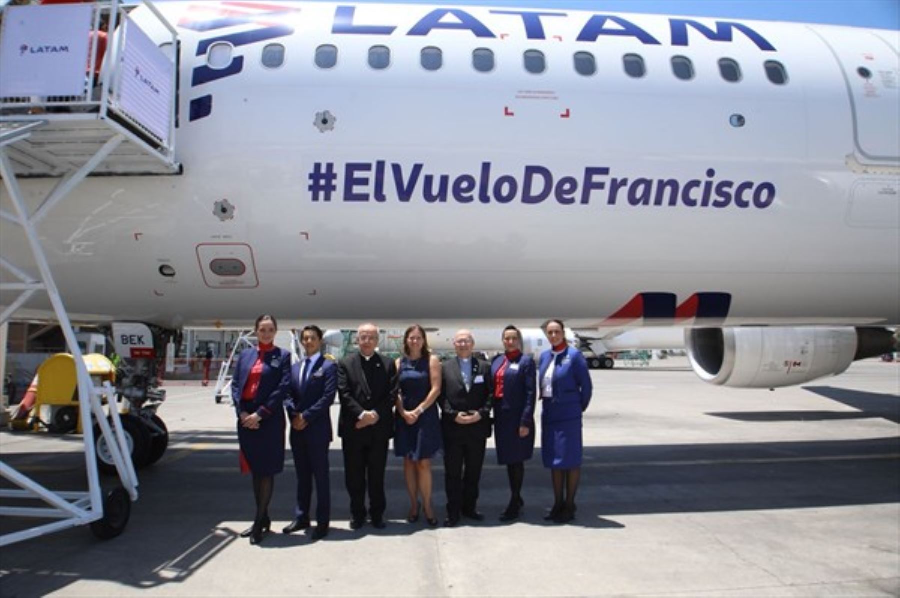 Tripulación del avión del Papa Francisco en Chile. INTERNET/Medios