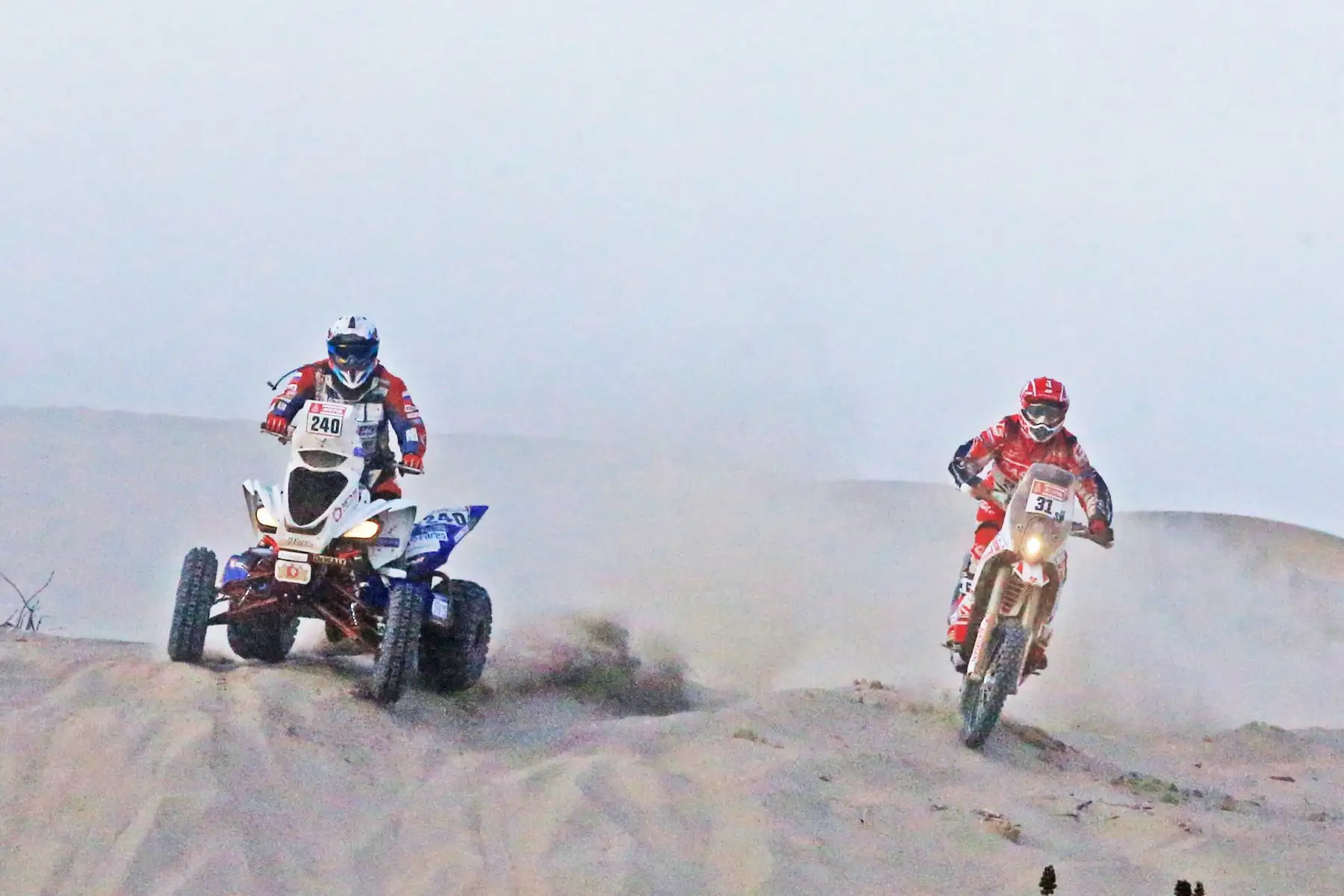MARCONA-PERÚ-10-ENERO. Corredores compiten en la quinta etapa San Juan de Marcona-Arequipa del Dakar 2018. Foto: ANDINA/Jhony Laurente
