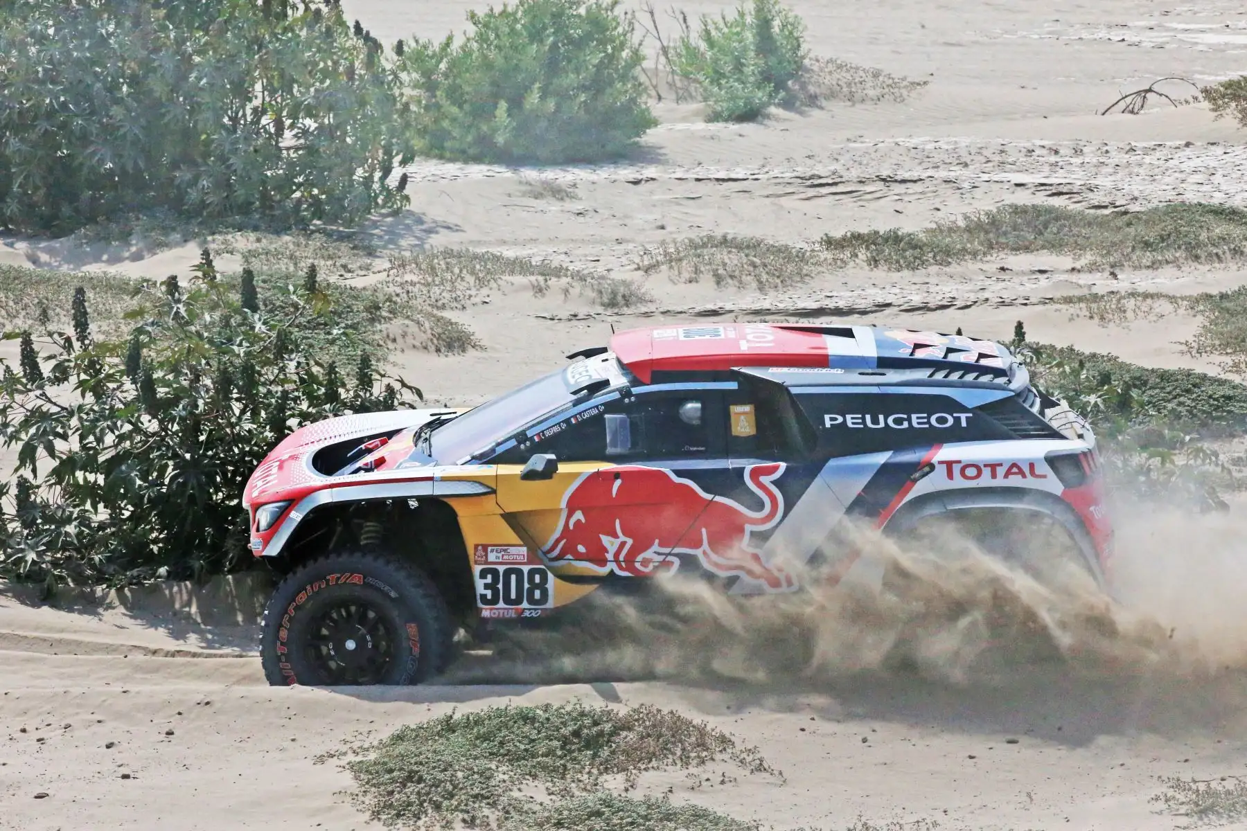 MARCONA-PERÚ-10-ENERO. Corredores compiten en la quinta etapa San Juan de Marcona-Arequipa del Dakar 2018. Foto: ANDINA/Jhony Laurente