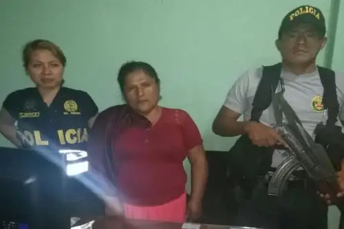 y Andrea Ramos Cantaro (49), quienes fueron detenidos cuando se trasladaban por la carretera Pichari-Sivia. Al ejecutarse el registro personal a Andrea Ramos Cantaro (49),  los agentes del orden encontraron en su poder USD 23,731.