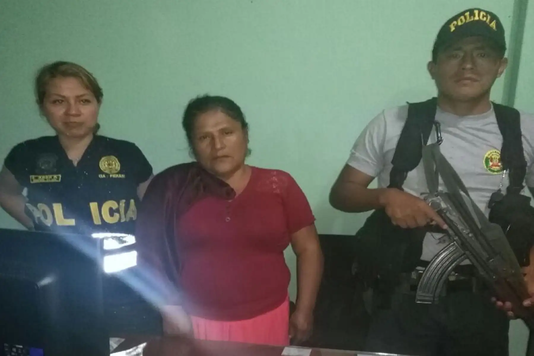 y Andrea Ramos Cantaro (49), quienes fueron detenidos cuando se trasladaban por la carretera Pichari-Sivia. Al ejecutarse el registro personal a Andrea Ramos Cantaro (49),  los agentes del orden encontraron en su poder USD 23,731.