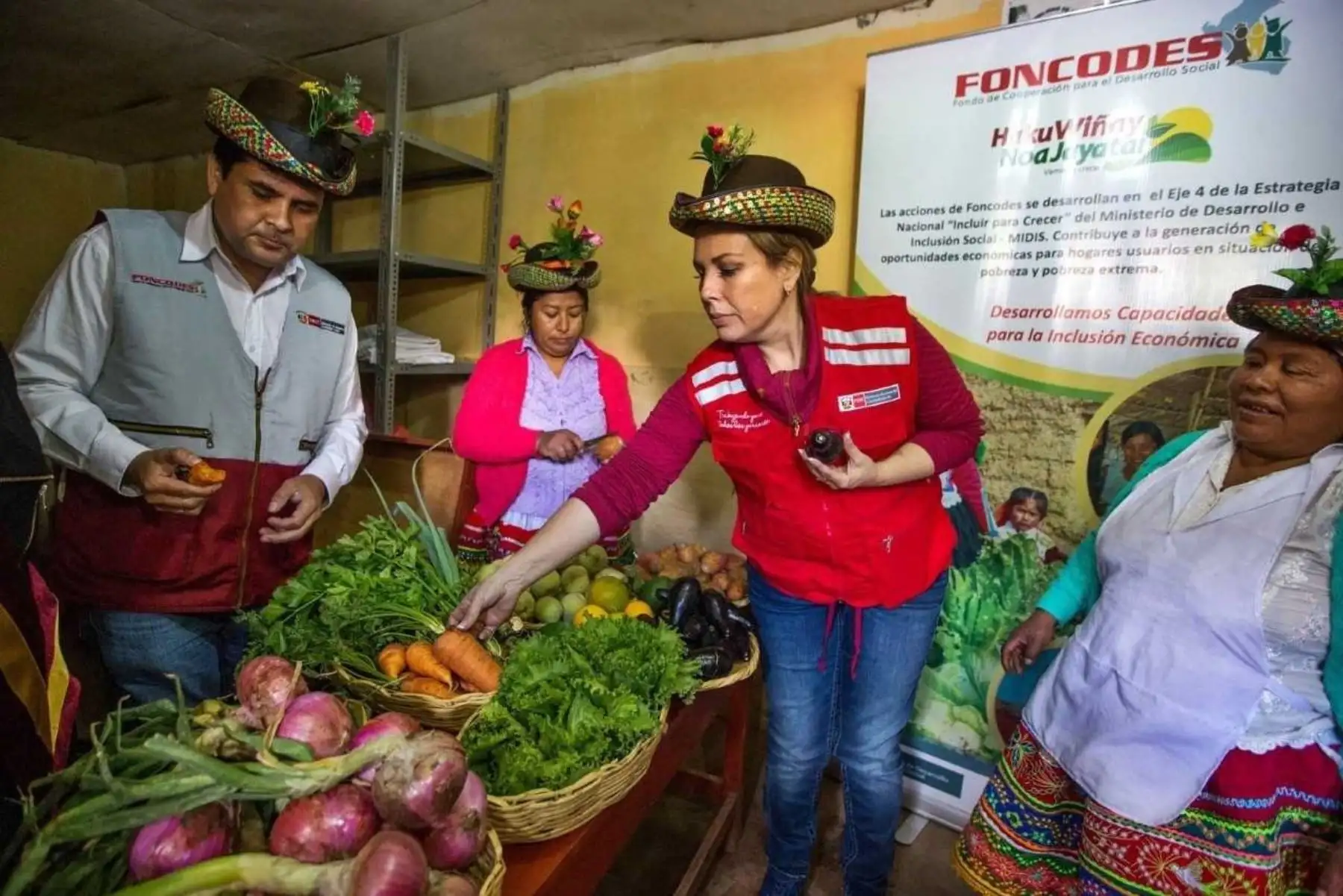 En su última visita como titular de la cartera del Midis, Fiorella Molinelli Aristondo y el director ejecutivo del Fondo de Cooperación para el Desarrollo Social (Foncodes), Federico Tong Hurtado, reunidos con autoridades locales, expusieron los aspectos técnicos y de gestión del proyecto ante el alcalde de la Municipalidad Distrital de Chuschi, Fredy Huaycha Cayllahua.