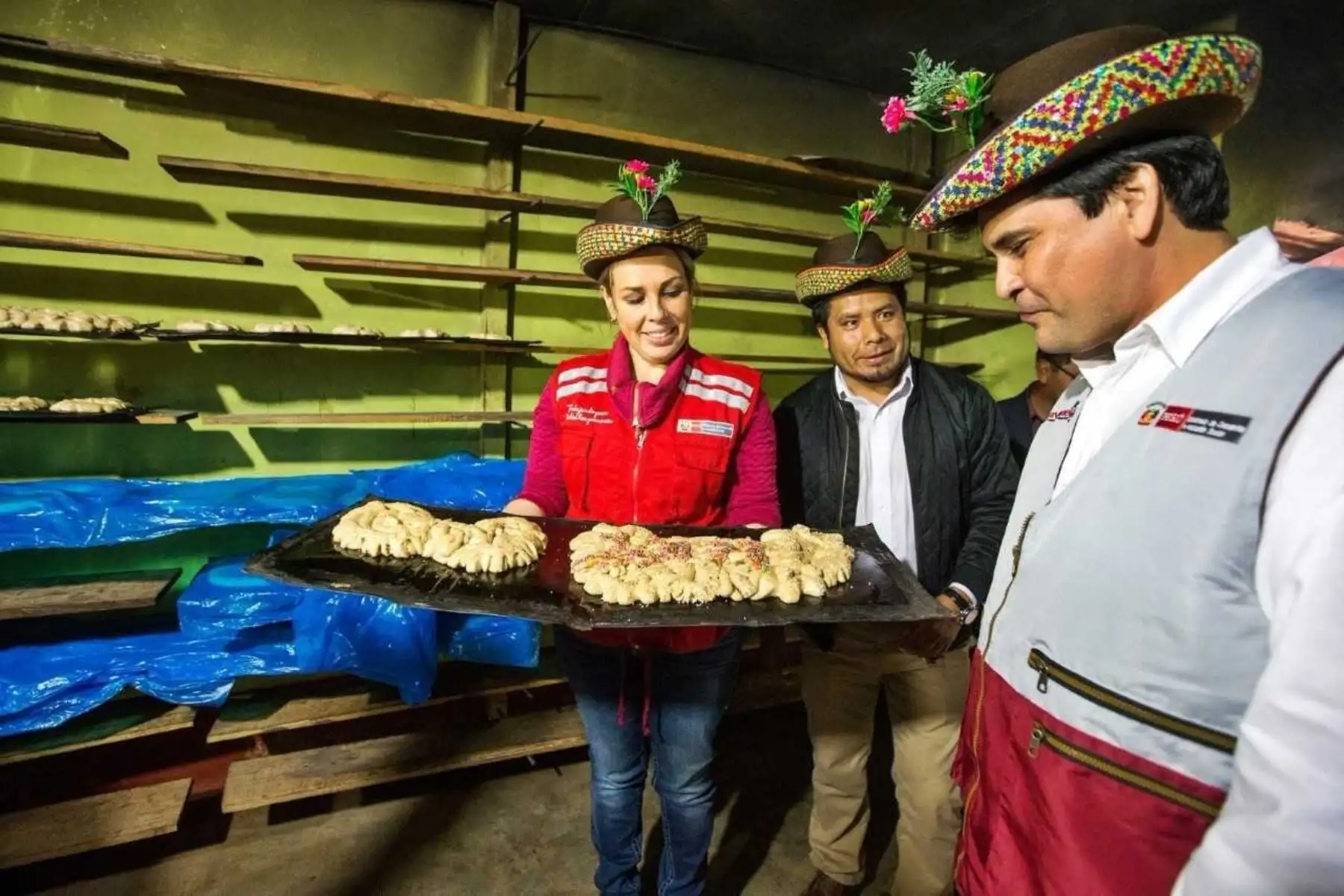 Emiliano Flores, esposo y socio de Emilia, explicó el proceso de preparación del “pan de siete semillas”, y conjuntamente con la hoy ex ministra y autoridades presentes participaron en el horneado y degustación de este producto.
