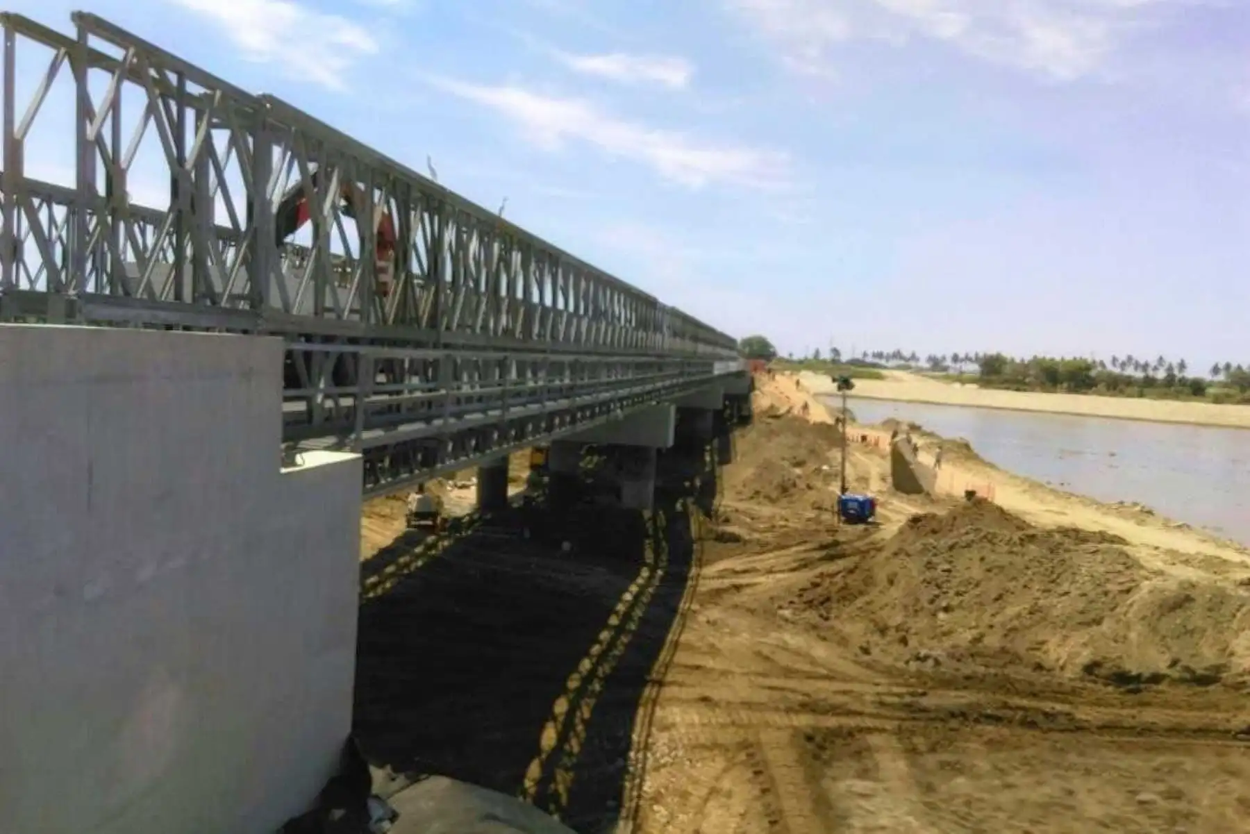 Dentro del proceso de Reconstrucción con Cambios y como parte de una primera etapa de solución transitoria, se concluyó la ampliación del puente Independencia y el ensanchamiento del cauce del río Piura, para evitar nuevas inundaciones en el centro poblado Pedregal, como ocurrió en marzo del año pasado.