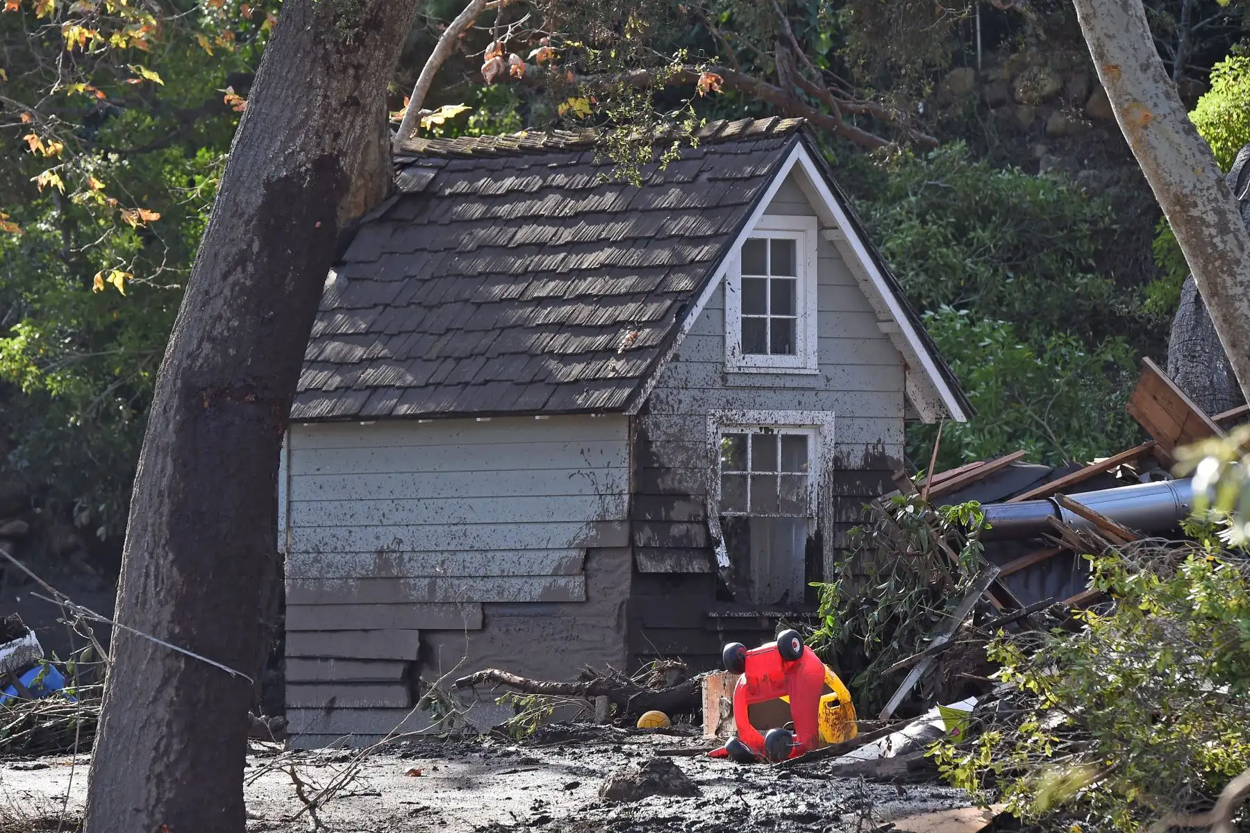 Autoridades de California intensifican la búsqueda de más de 20 desaparecidos por las inundaciones en Los Angeles. Foto: AFP