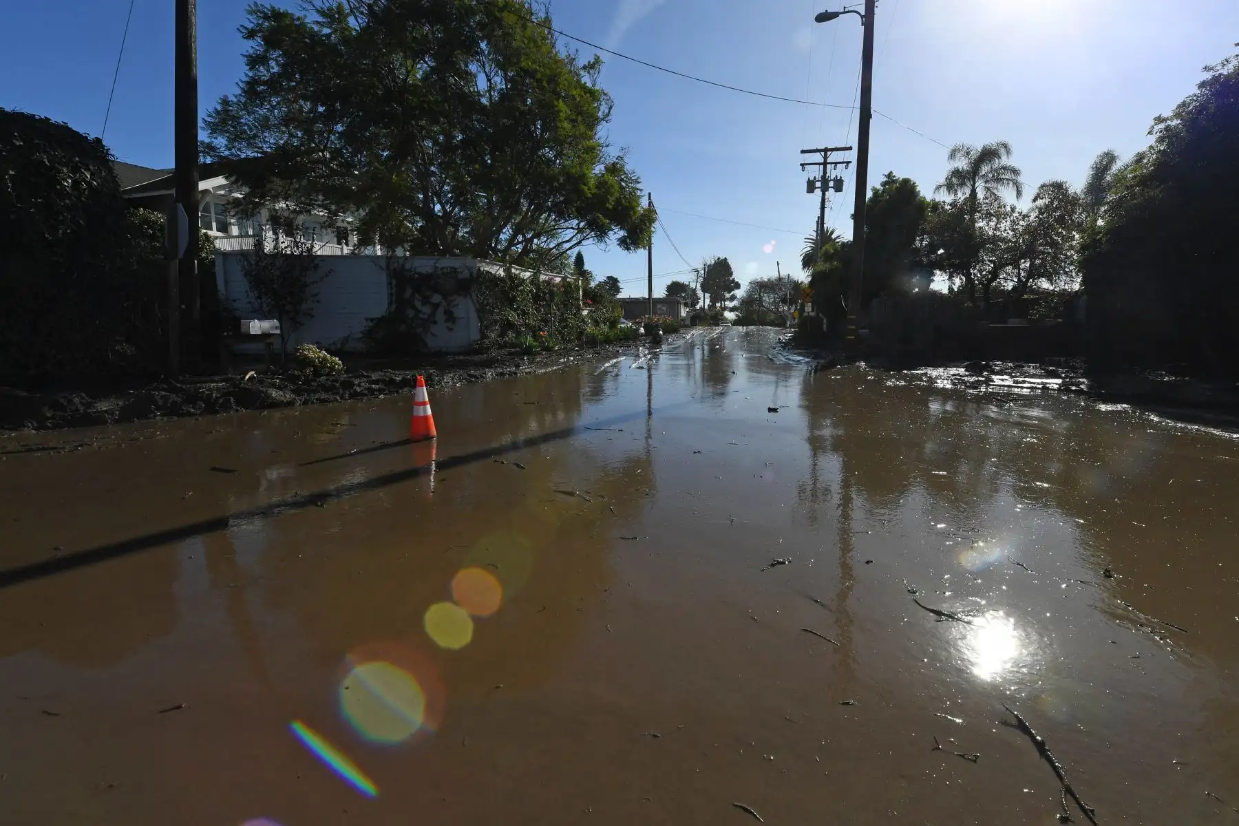 Autoridades de California intensifican la búsqueda de más de 20 desaparecidos por las inundaciones en Los Angeles. Foto: AFP
