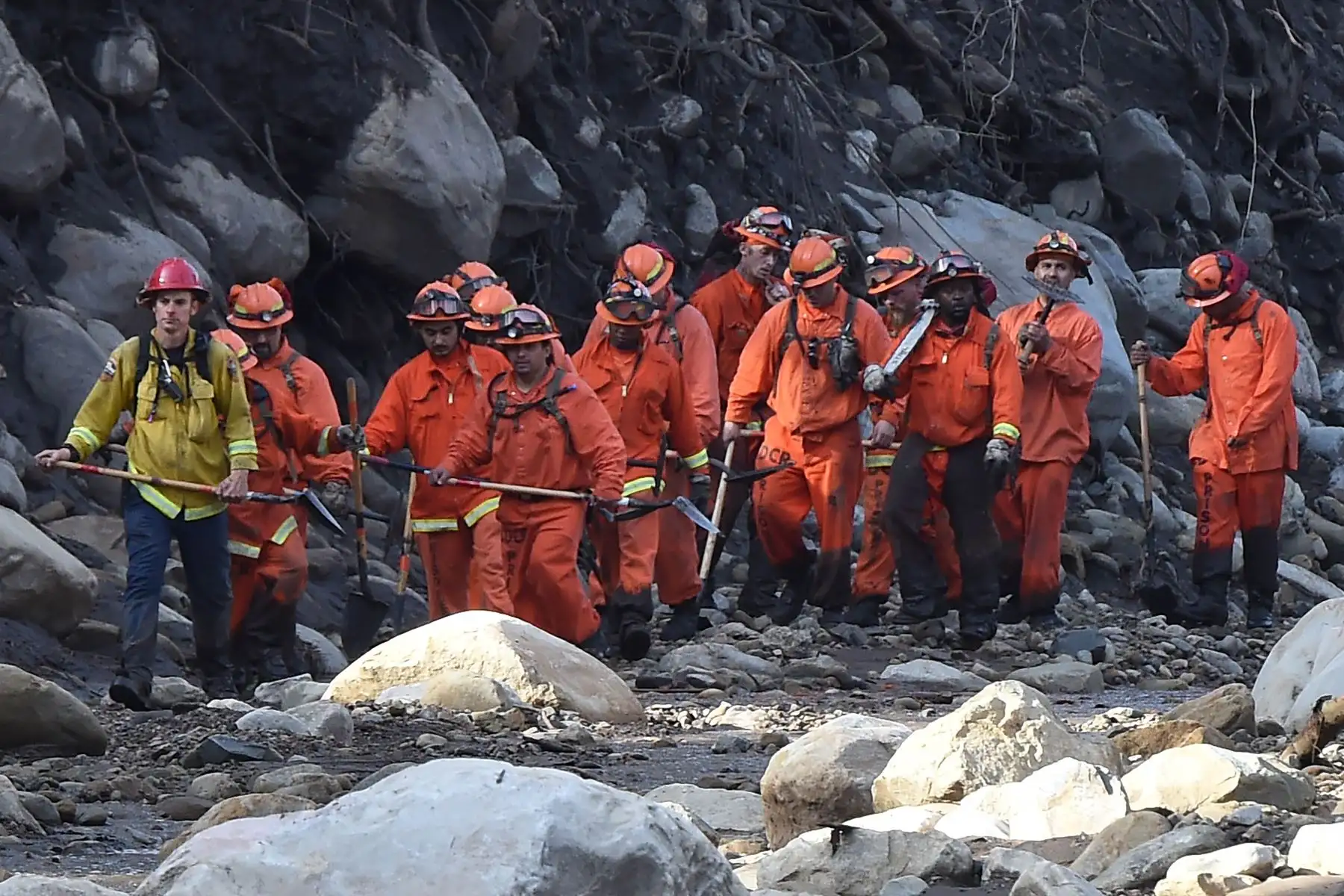 Autoridades de California intensifican la búsqueda de más de 20 desaparecidos por las inundaciones en Los Angeles. Foto: AFP