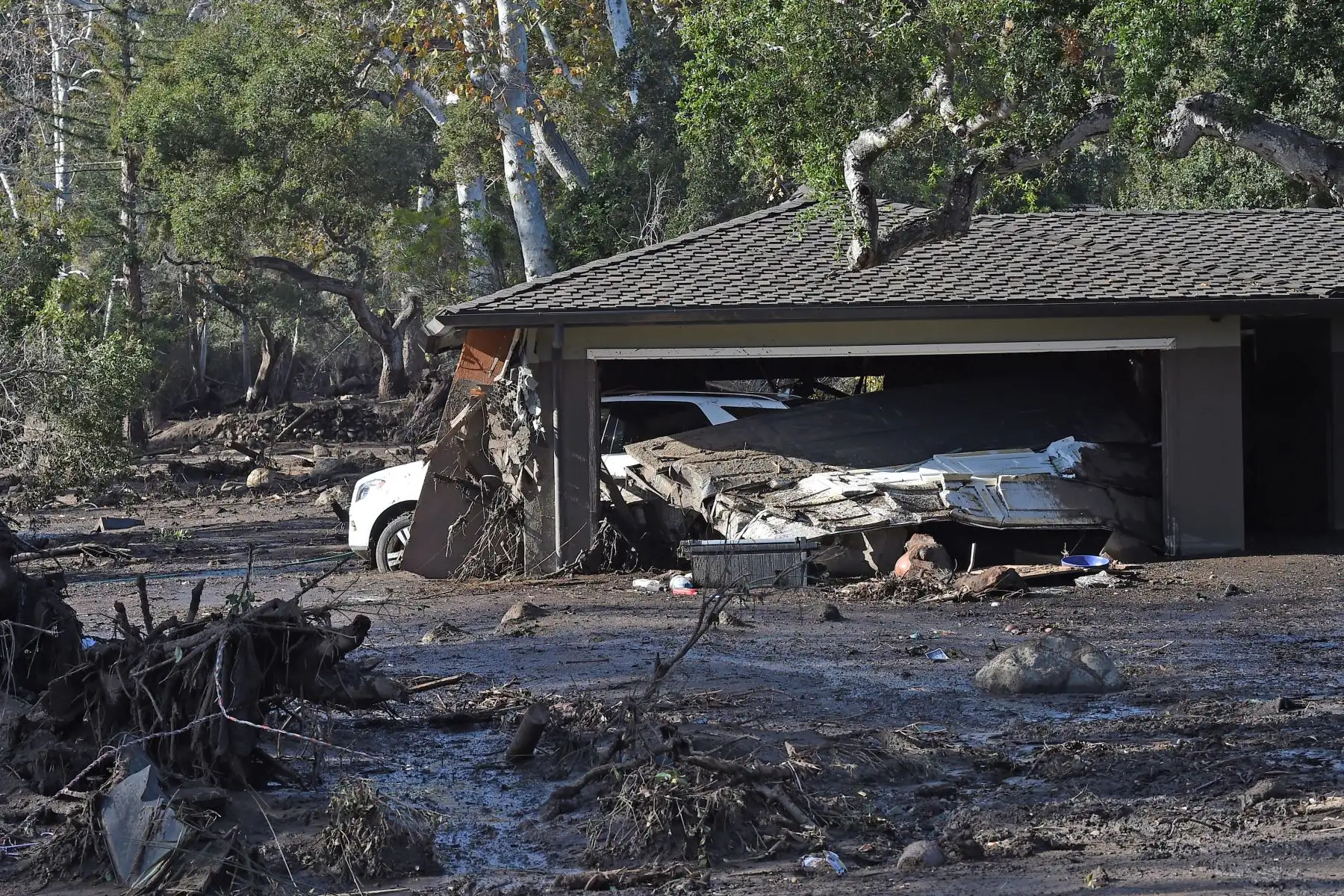 Autoridades de California intensifican la búsqueda de más de 20 desaparecidos por las inundaciones en Los Angeles. Foto: AFP