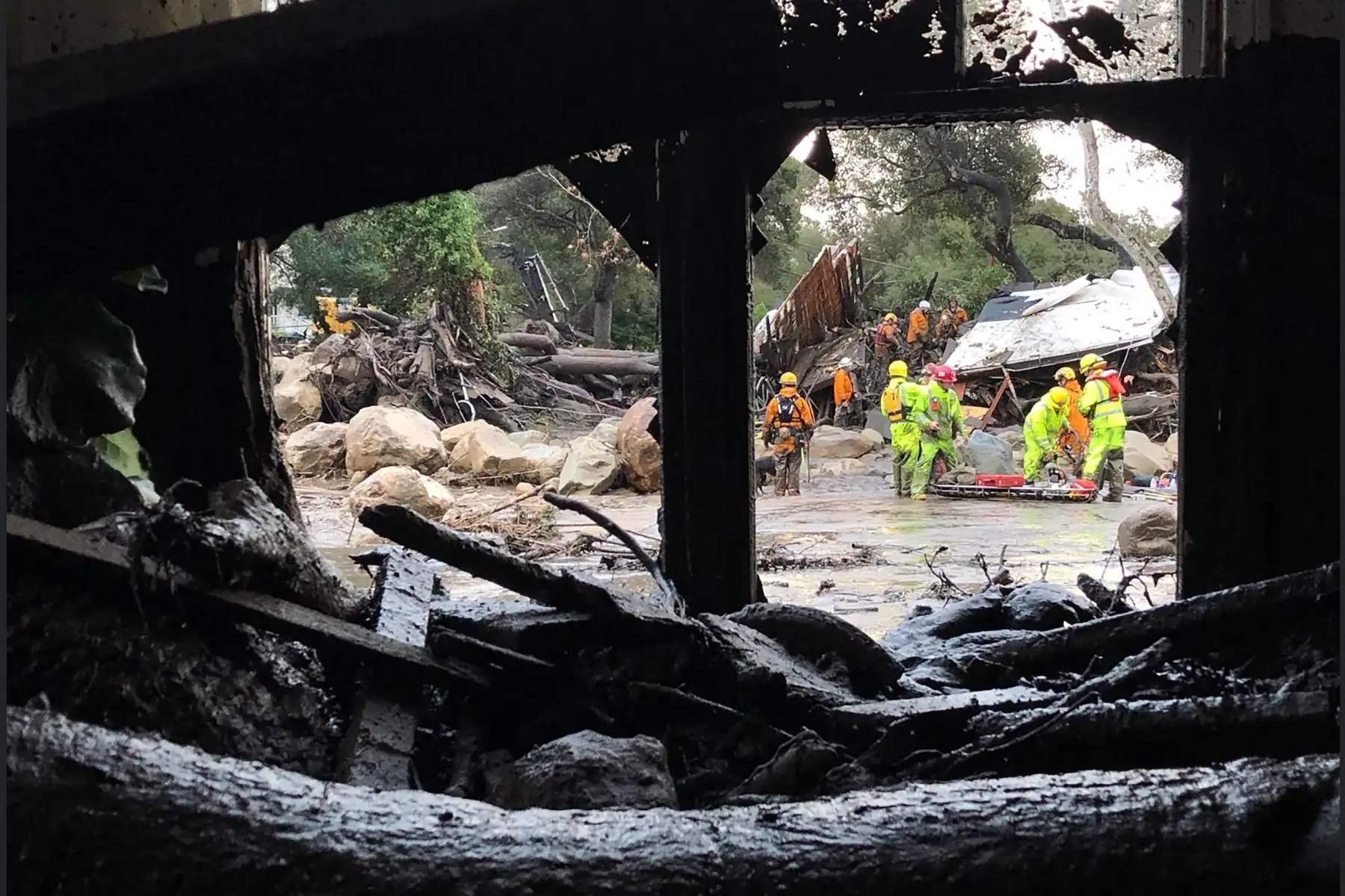 Autoridades de California intensifican la búsqueda de más de 20 desaparecidos por las inundaciones en Los Angeles. Foto: AFP