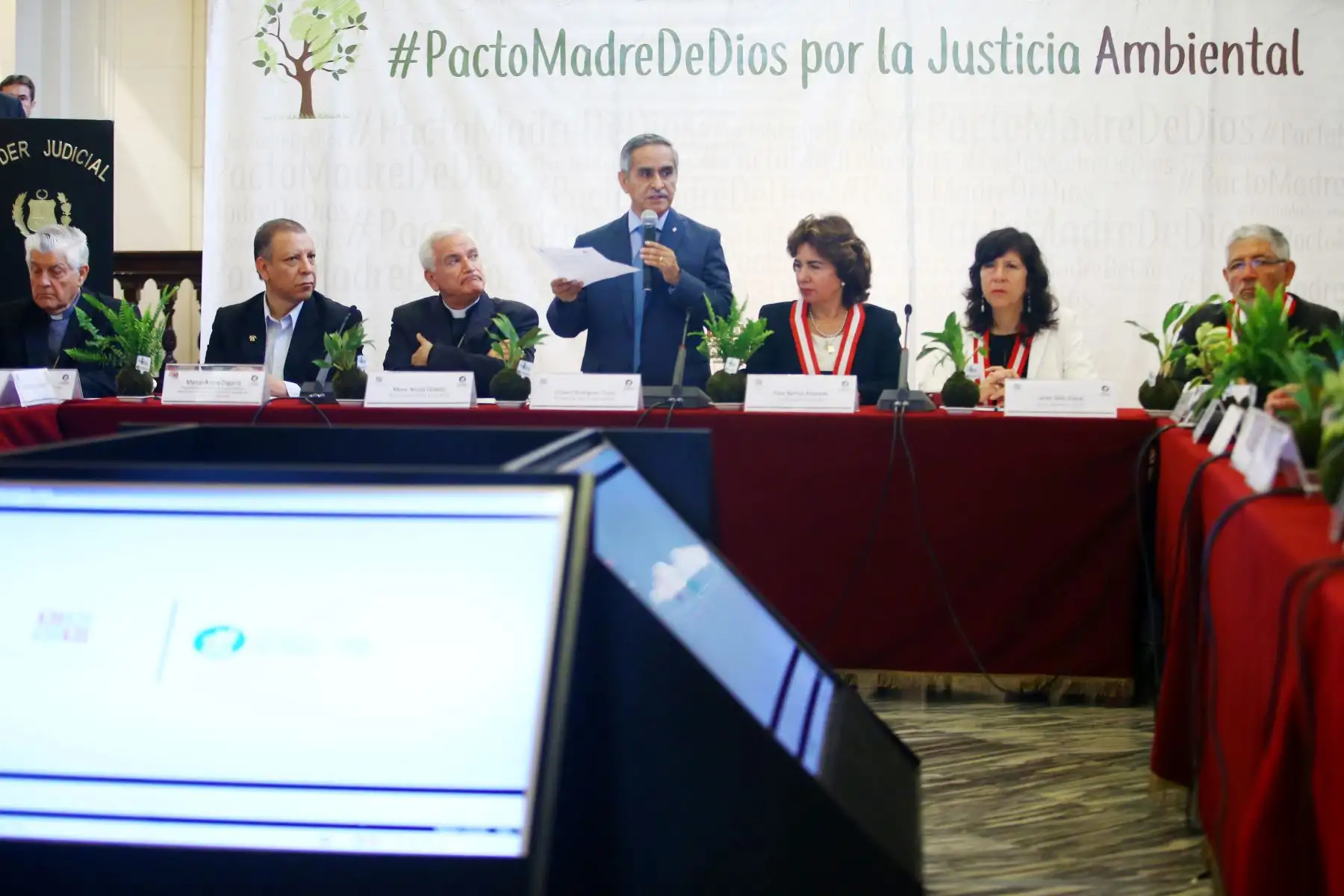 LIMA PERÚ, ENERO 11. Presidente del Poder Judicial, Duberli Rodriguez entrega el  "Pacto de Madre de Dios por la Justicia Ambiental"  a la Conferencia Episcopal Peruana. Foto: ANDINA/Melina Mejía
